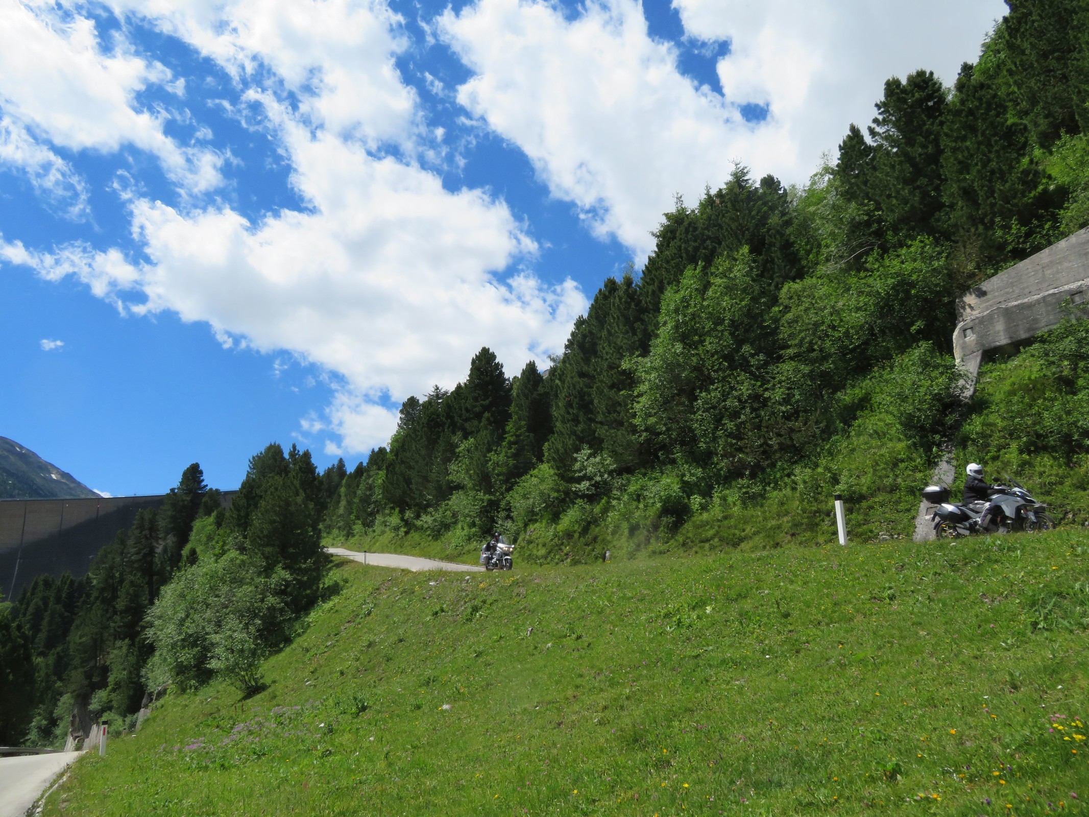 Nun haben wir die Staumauer verlassen und sitzen wieder im Auto, um aus dem Tal zu fahren.