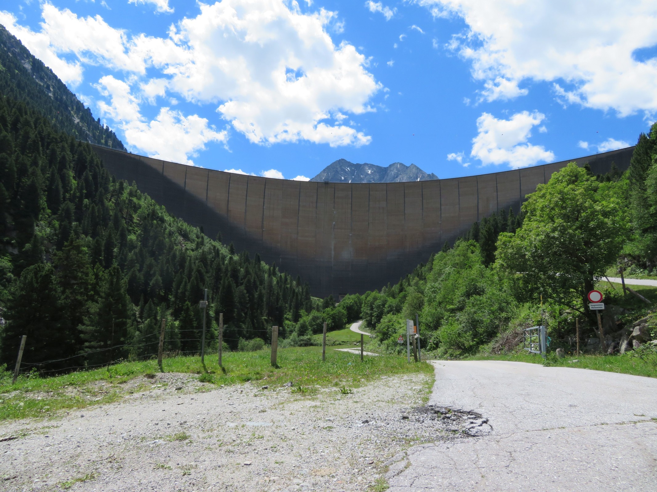 Einmal hielten wir hier noch kurz an, um noch einmal die Staumauer anzugucken. Schon ein gewaltiges Bauwerk, aber es gibt ja auch noch größere ;-).