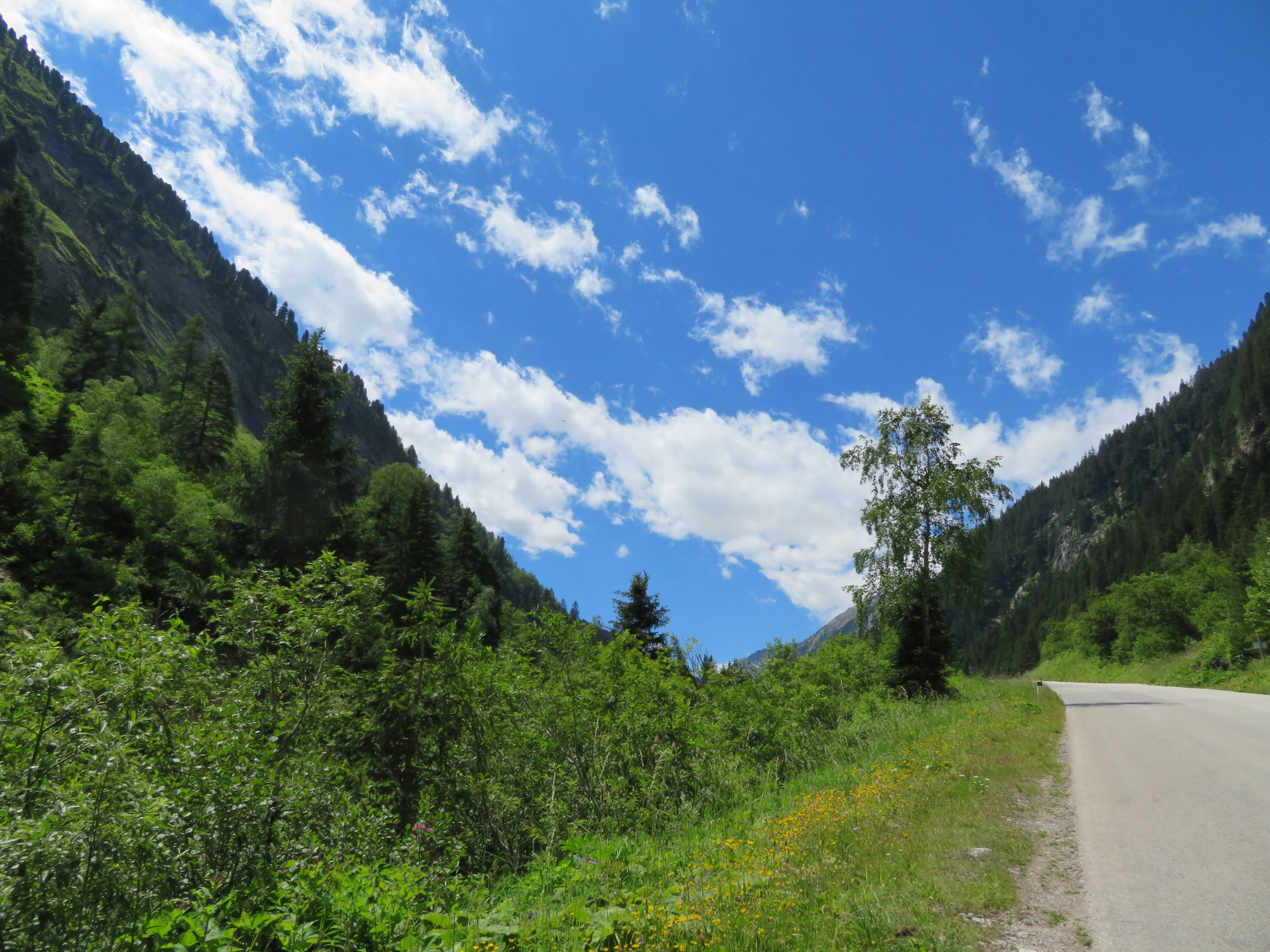 Hier stehen wir jetzt an der Ampel - dem Beginn der einspurigen Straße talauswärts. Hier schauen wir aber gerade in die entgegengesetzte Richtung - also taleinwärts.