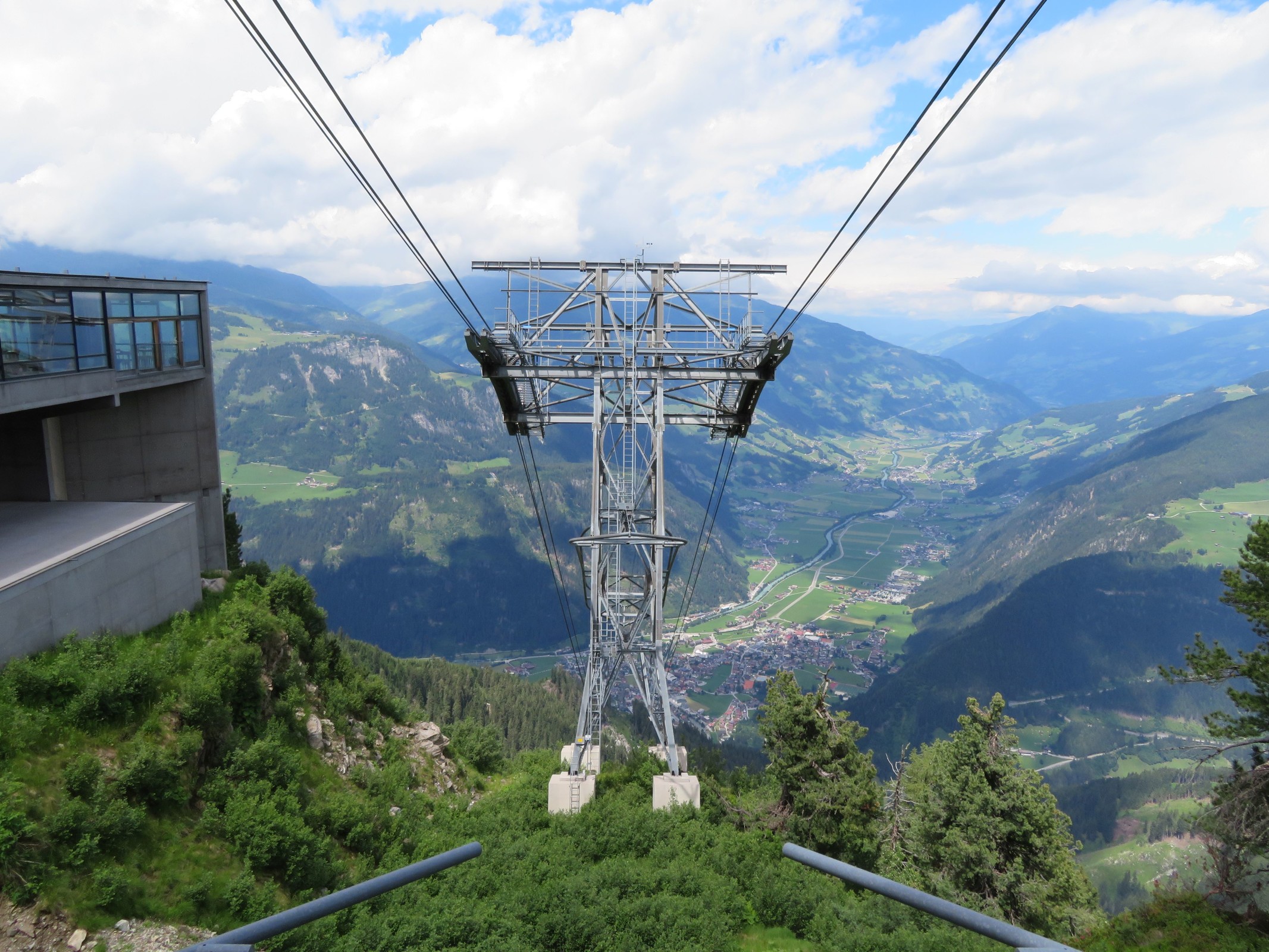 Nach dem Aussteigen aus der Gondel, machte ich oben aus der Bergstation noch ein Foto heraus. Unten im Zillertal liegt Mayrhofen, gegenüber zwischen dem Gebäude und der Stütze liegt der Penken.