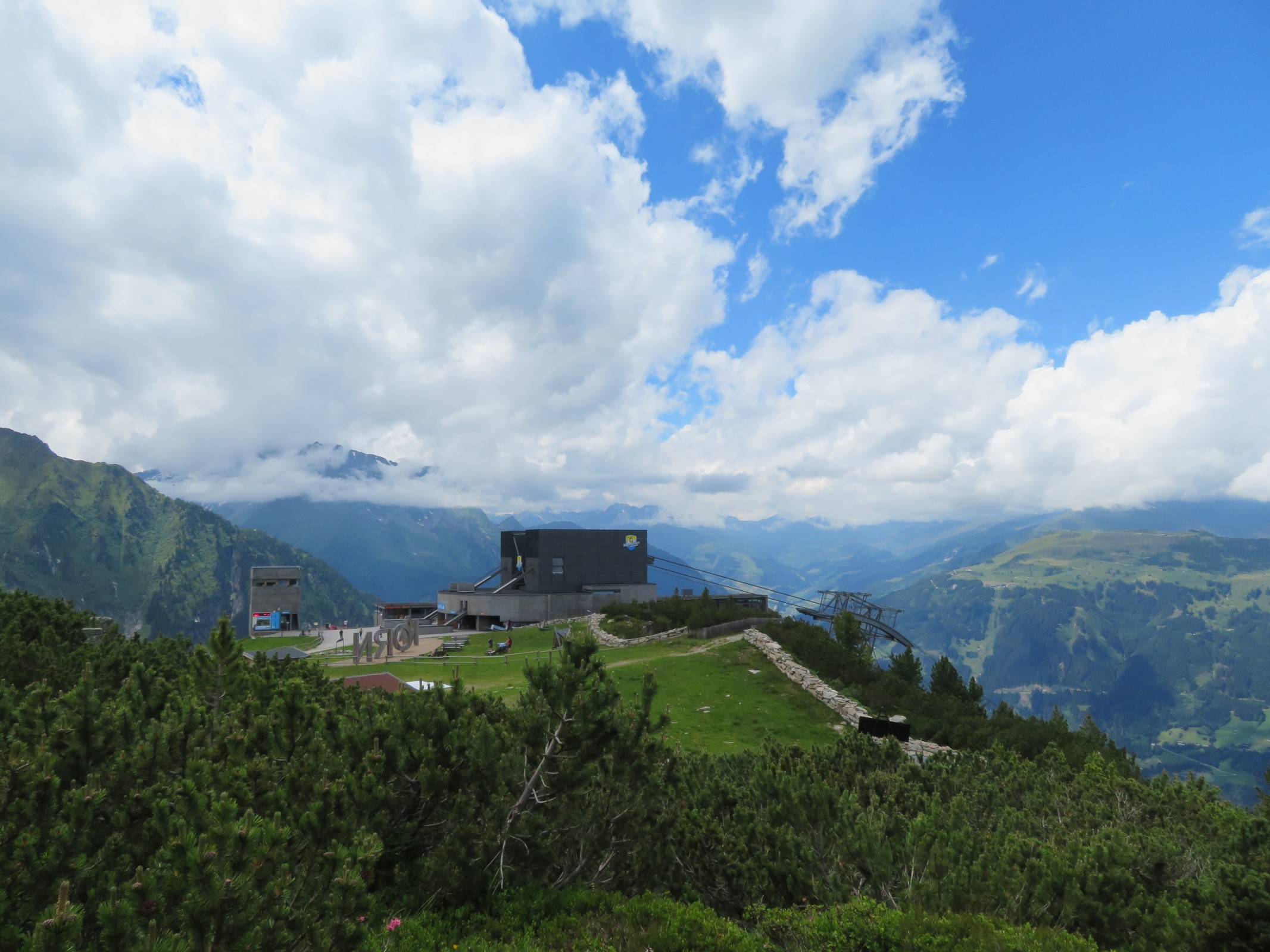 Von der Bergstation der Ahornbahn bewegen wir uns entlang des Rundweges auf dem Plateau als erstes zur Aussichtsplattform "Adlerblick", die 2017 errichtet wurde. Hier blicken wir nochmal zurück zur Bergstation.