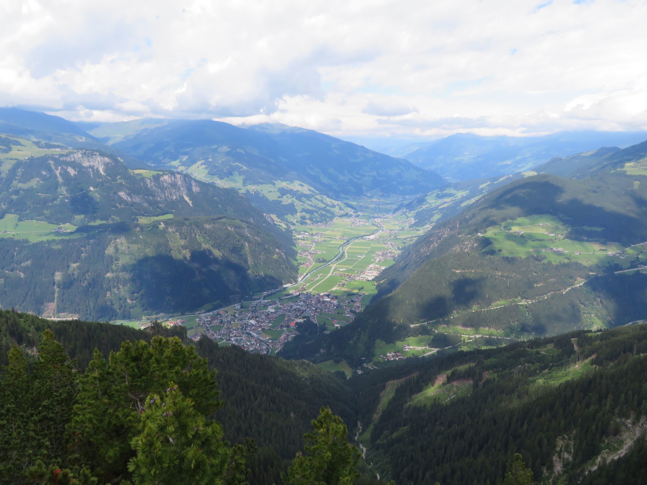 Von der Plattform schauen wir ins ungefähr 1.300 Meter tiefer liegende Zillertal mit Mayrhofen.