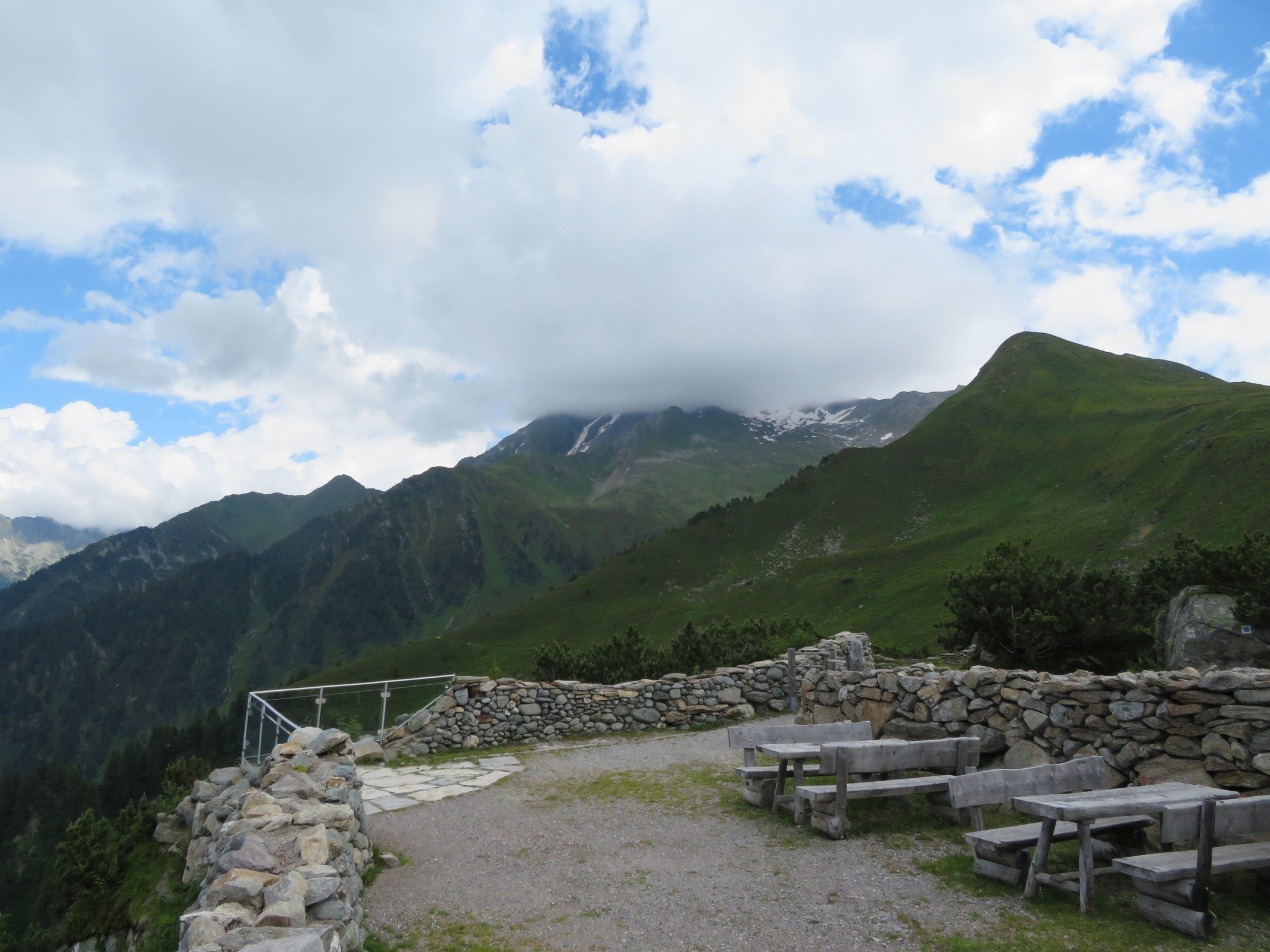 Von dort aus gingen wir entlang des Rundweges zu einer kleinen Jausenstation mit Bänken und schauen auf die 2.973 m hohe Ahornspitze, die jedoch im Nebel liegt. Rechts sehen wir den 2.227 m hohen Filzenkogel.