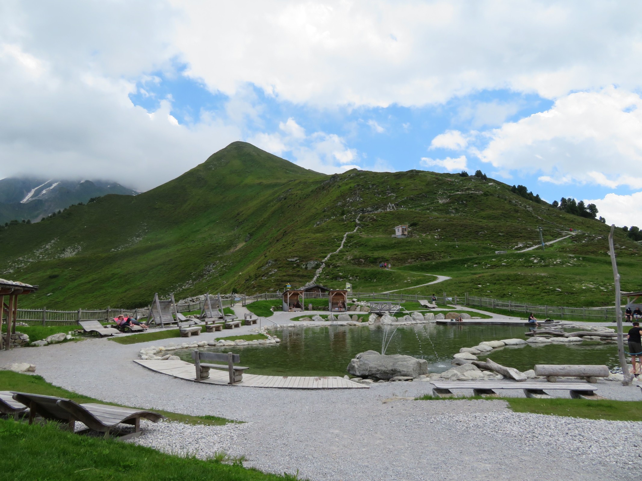 Jetzt sind wir am Ahornsee angekommen. Im Hintergrund wieder der Filzenkogel.