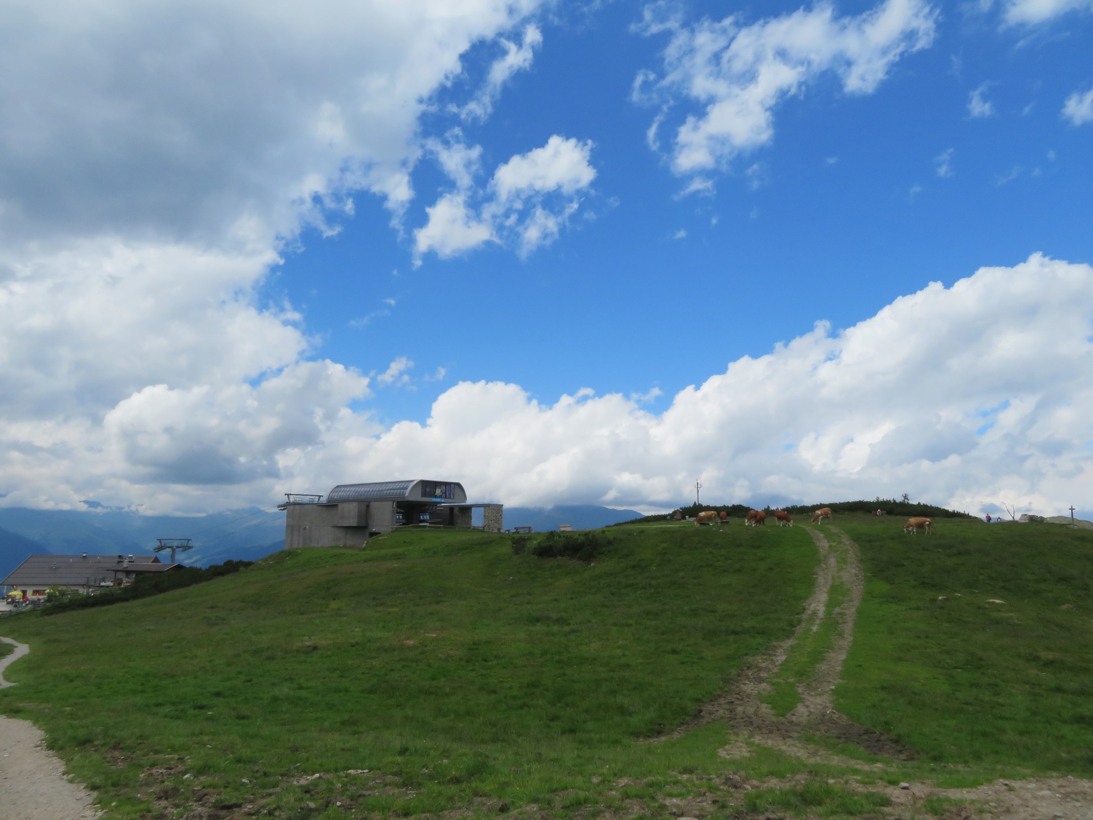 Von dort aus schauen wir zur Bergstation der 8er-Sesselbahn Ahorn.