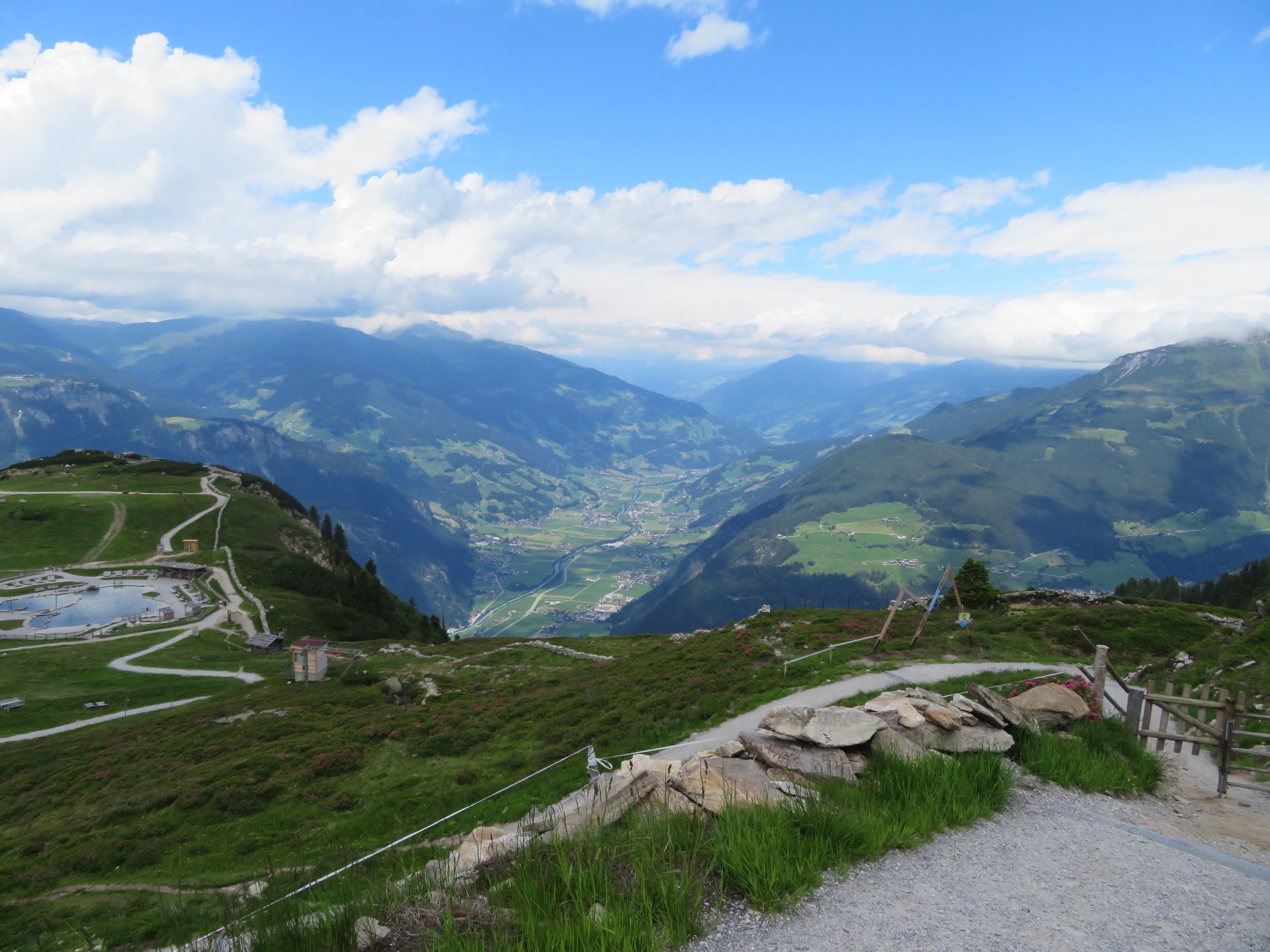 Und einmal von dort aus der Blick ins Zillertal.