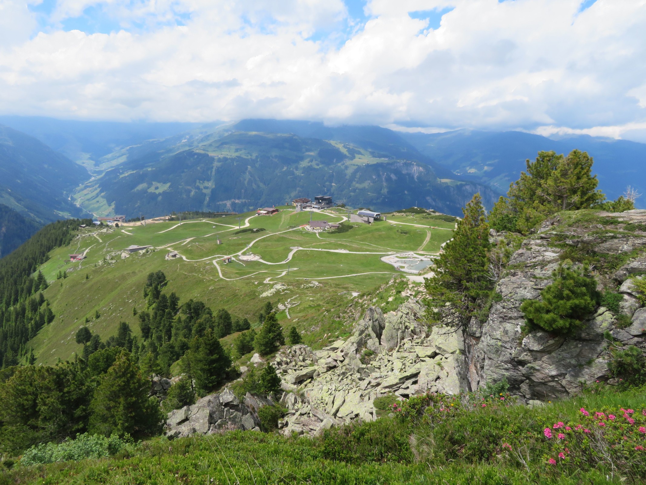 Nun von der anderen Seite der Felsen fast der gleiche Blick ;-), aber noch mit Blick ins Tuxertal.