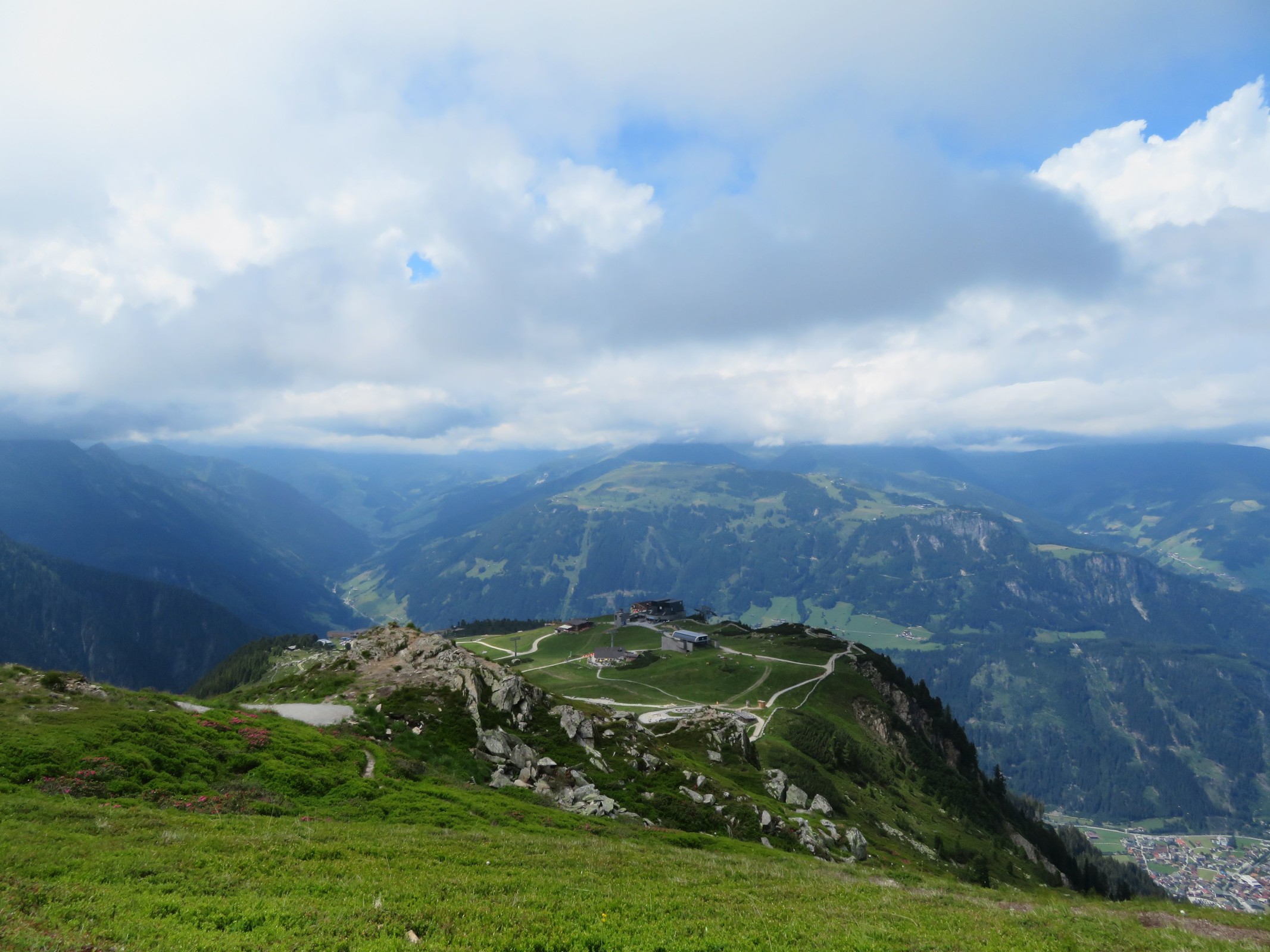 Nun sind wir an dem maximalen Punkt angekommen. Höher waren wir nicht - man kann das aufziehende schlechte Wetter ja schon sehen. Hier befinden wir uns laut GPS ungefähr auf 2.100 m Höhe.