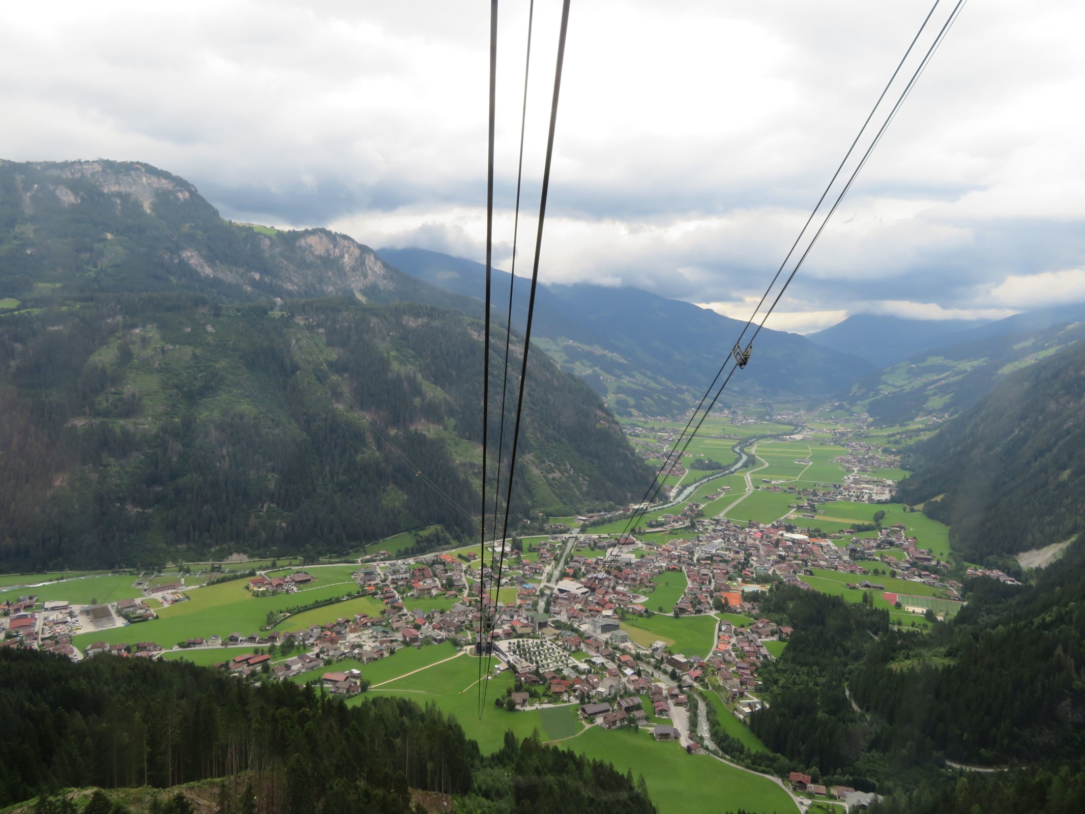 Während der Talfahrt mit der Ahornbahn kann man schon die heranziehenden Unwetterfronten sehen. Ab 17.00 Uhr regnete es dann den ganzen Abend und auch donnerte es sehr kräftig.