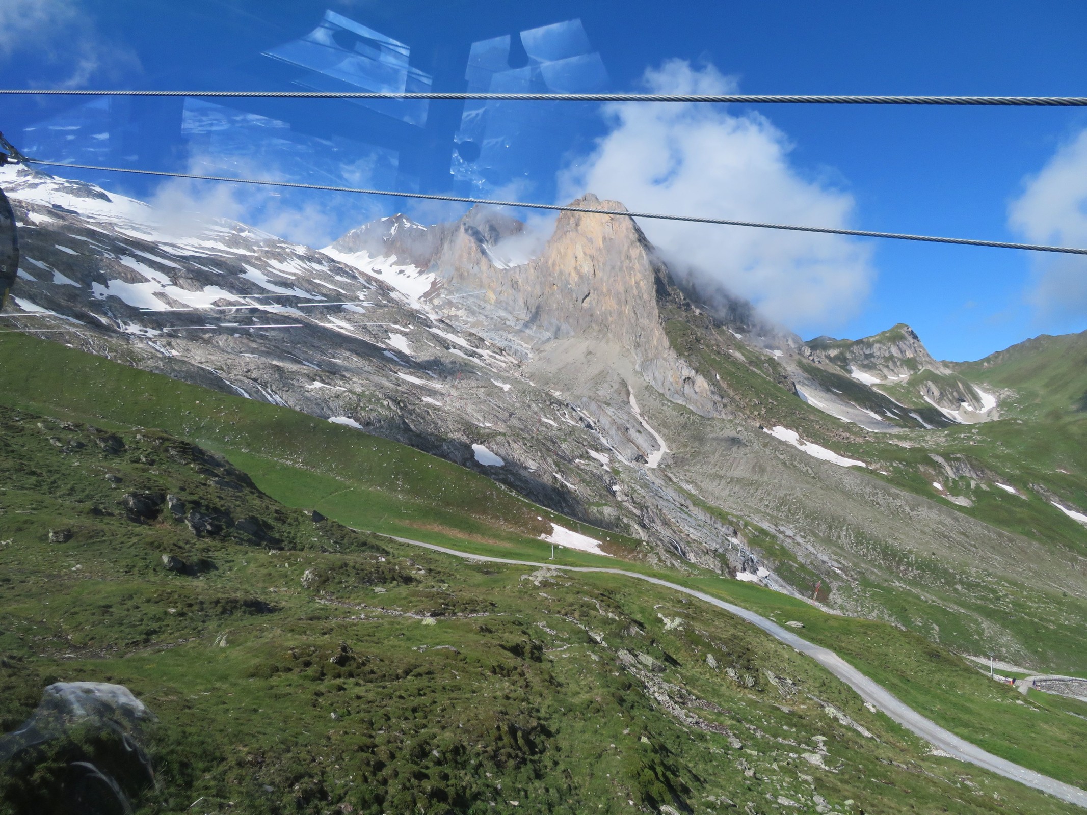 Blick zur 2.686 m hohen, bildmittig gelegenen Lärmstange aus dem Gletscherbus 2.