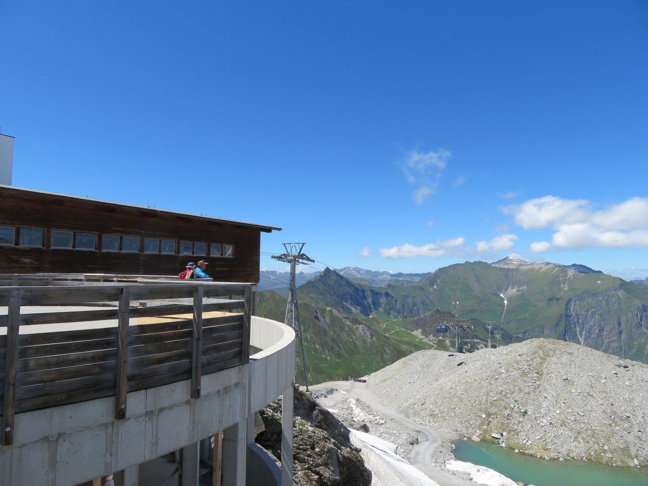 Bauruine unterhalb der 10er-Gondelbahn und Bergstation der von 1975 stammenden 4-EUB Fernerhaus.