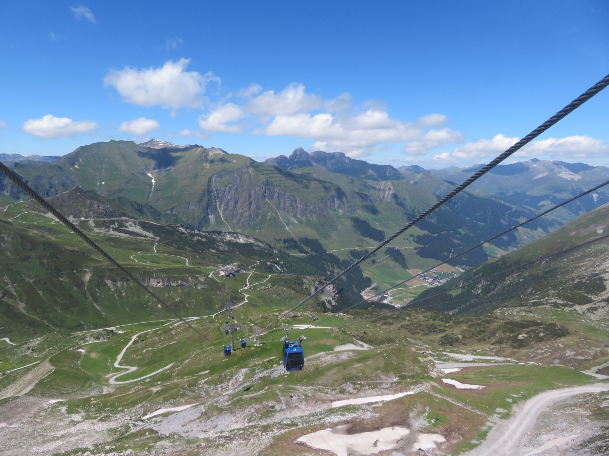 Und aus der weiß-blau-grauen Zone wieder raus ins Grüne ;-). Hier wieder im Gletscherbus 2.