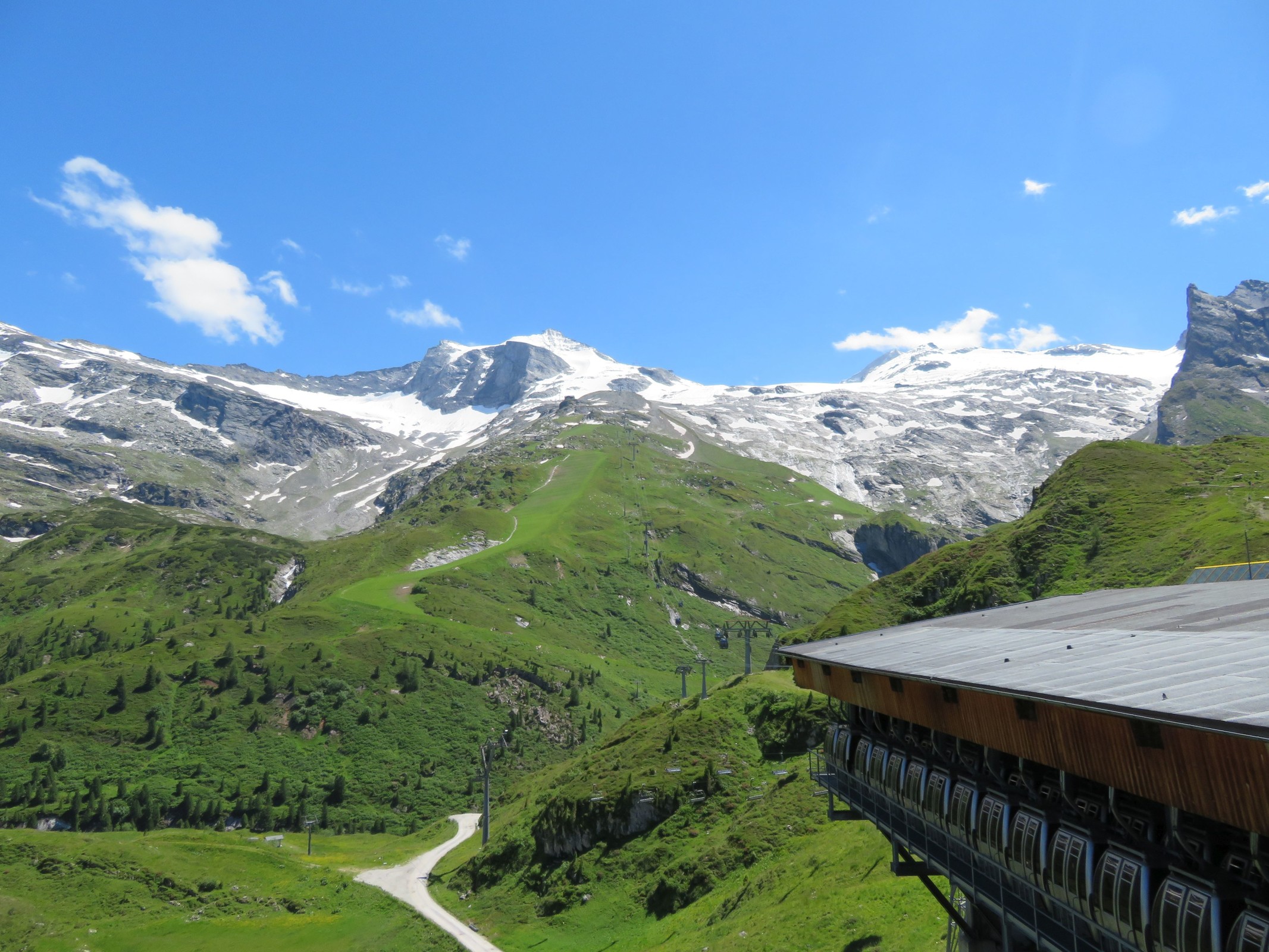 Von der gleichen Stelle Blick zur Spannnagelabfahrt. Überall, wo rechts graue Felsen ohne Vegetation sind, war mal Gletscher. Traurig der Schwund :-(...