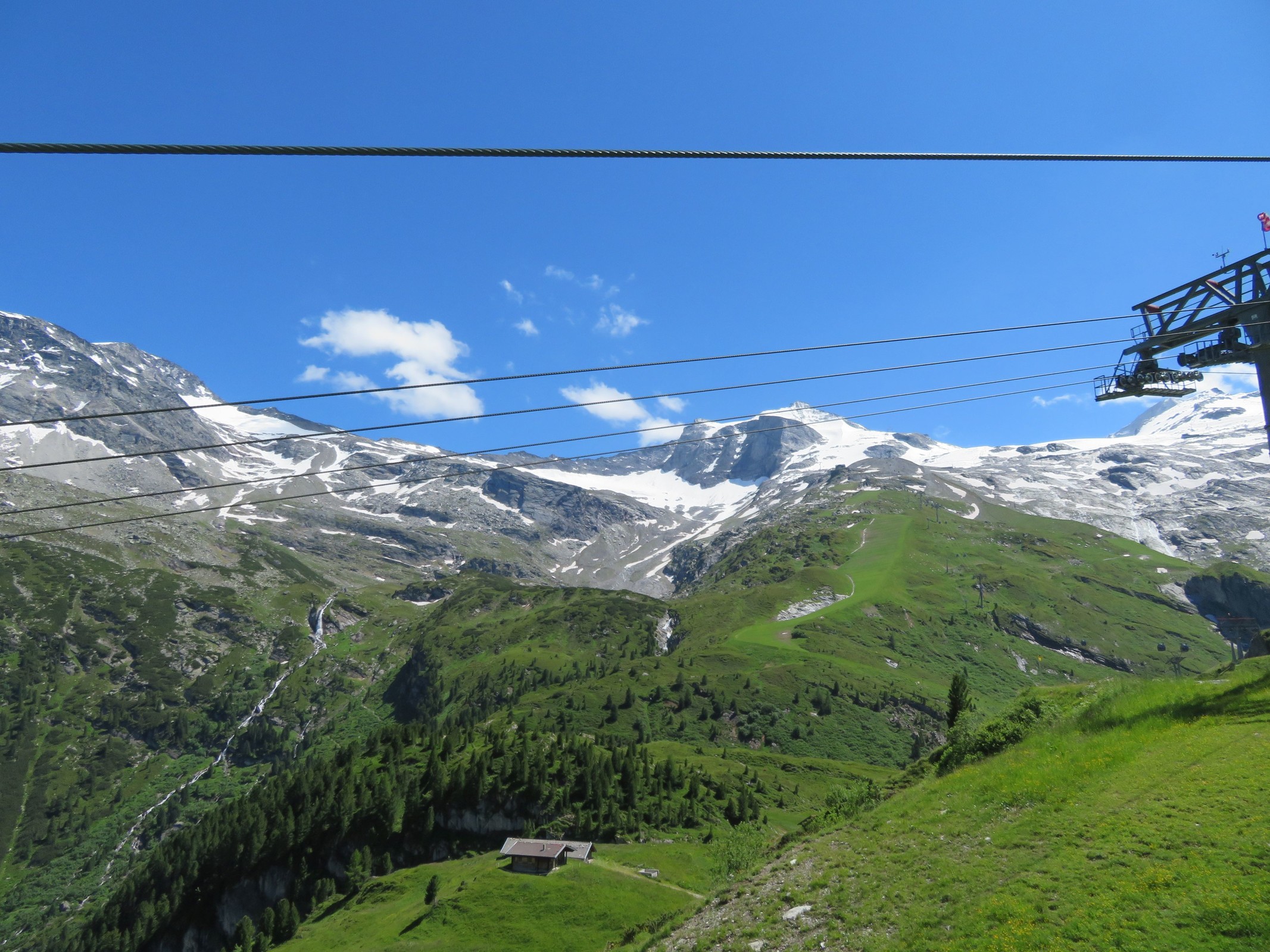 Nun in der 8-EUB Sommerberg auf dem Weg ins Tal. Nochmal Blick zurück in Richtung des Tuxer Ferner Hauses.