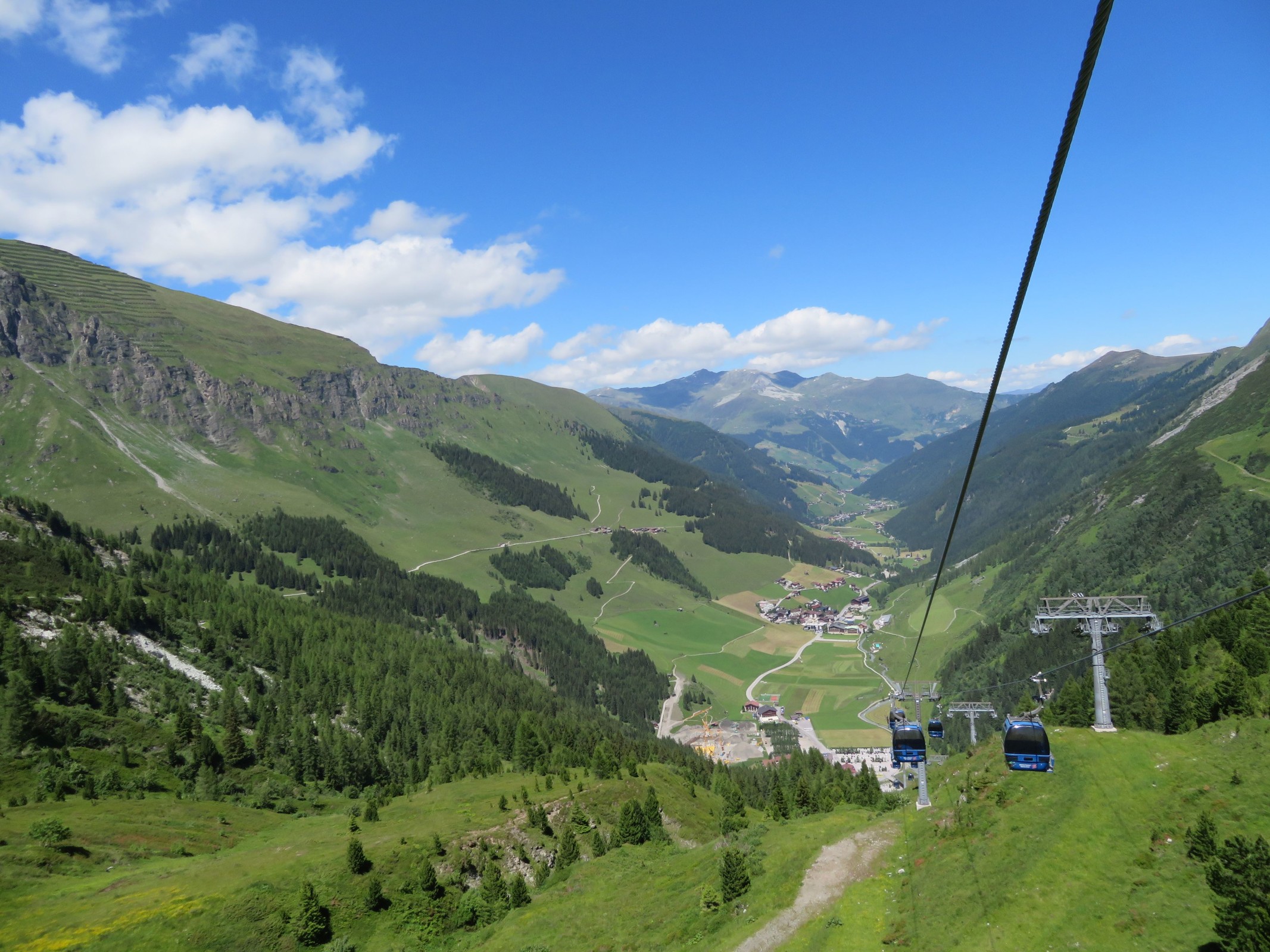 Auf dem Weg ins Tuxertal. Auch ein sehr schöner Blick ins Tal.