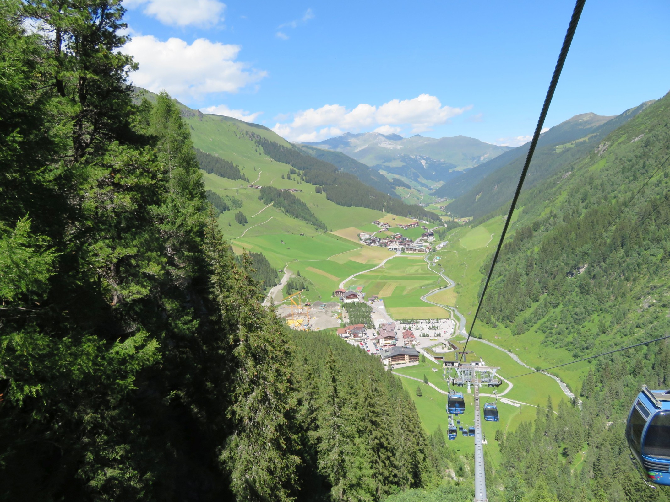 Oberhalb der Talstation(en).