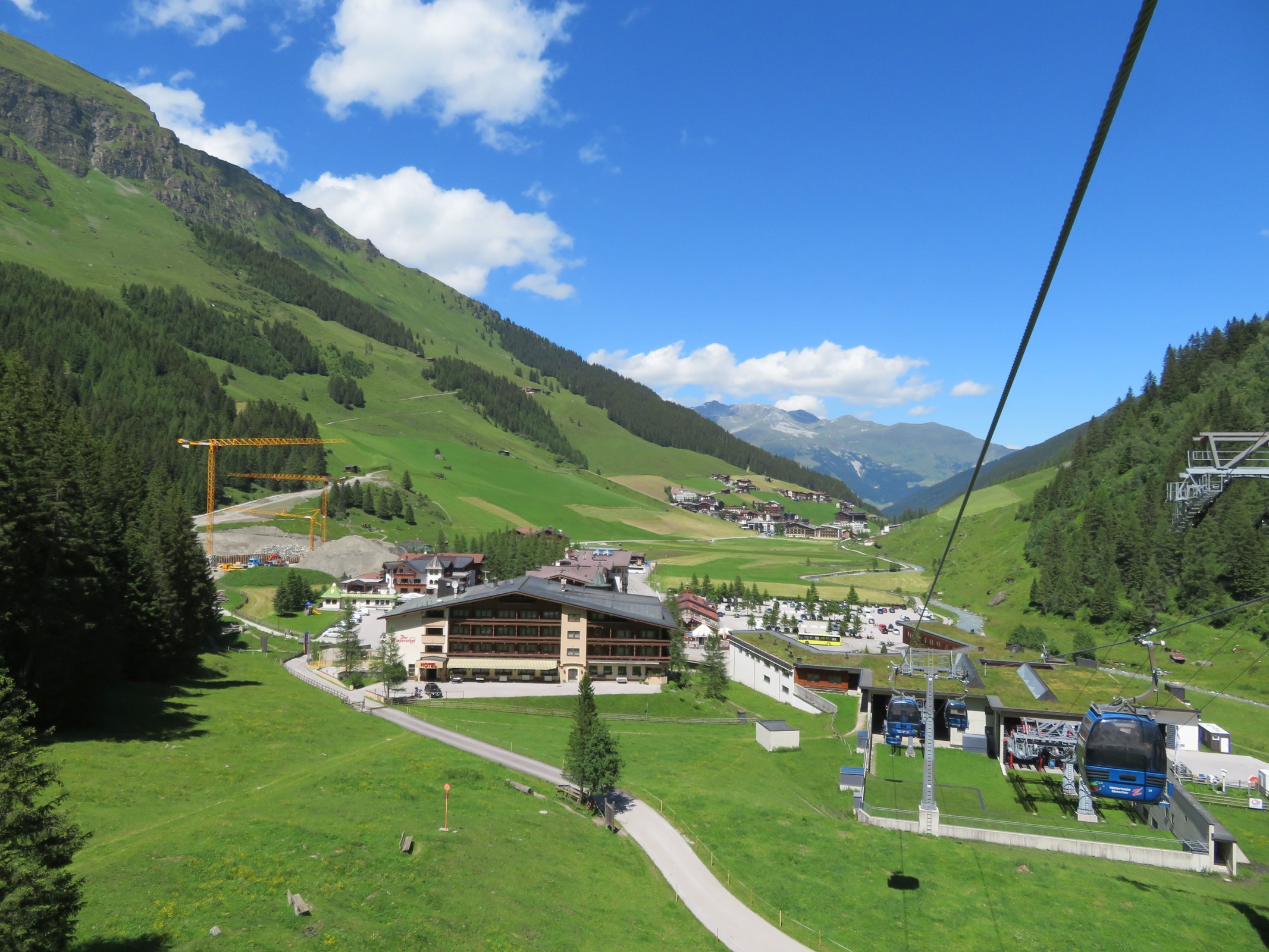 Kurz oberhalb der Talstation. Drei Kräne links für ein Parkhaus ist auch stolz ;-).