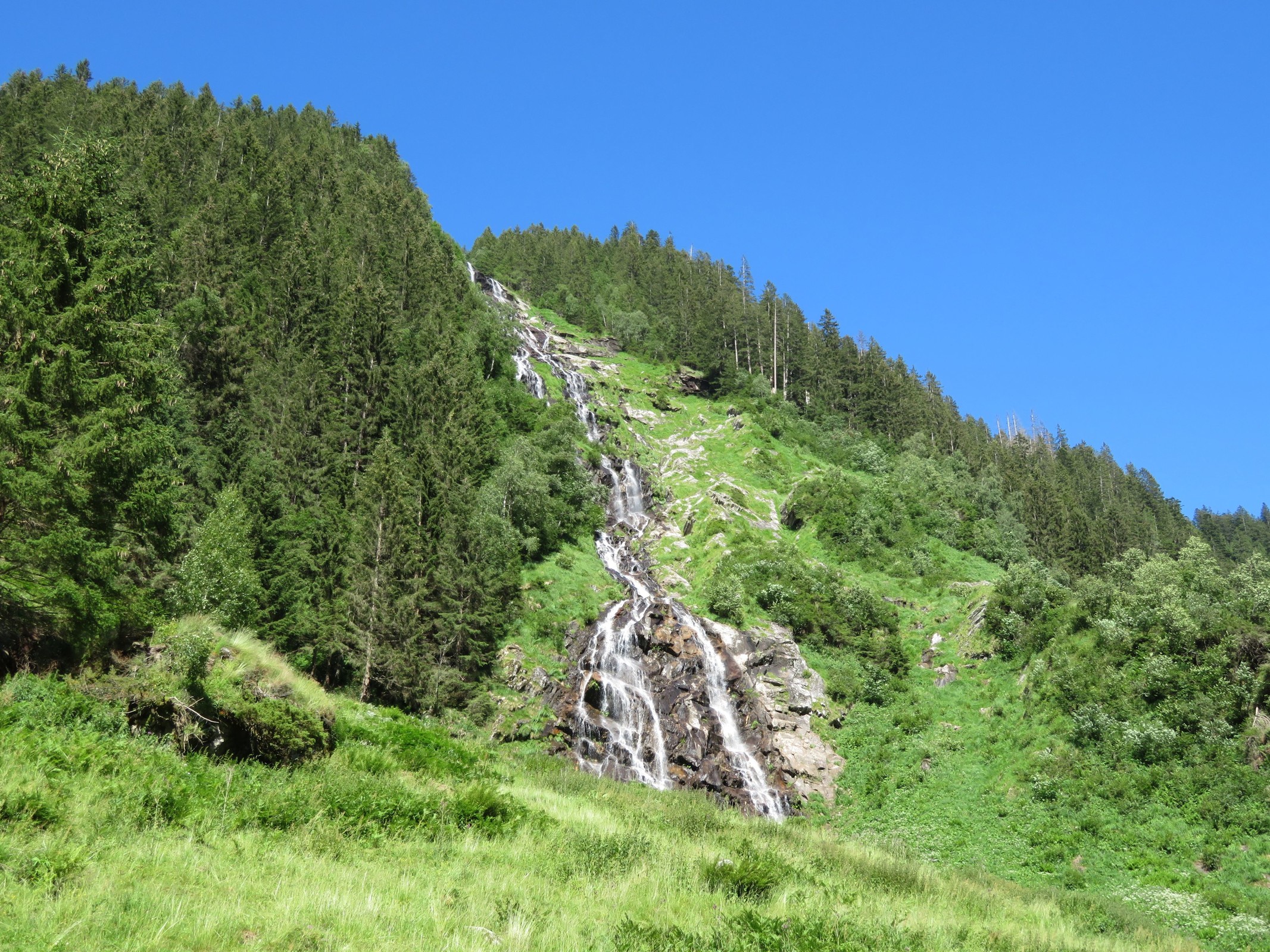 Auf der Uferseite mit dem Ende der Straße gibt es auch schön Wasserfälle zu sehen.