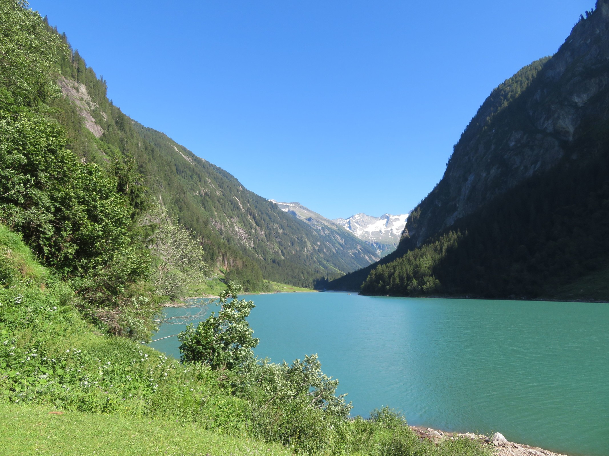 Kurz bevor der Weg in den Tunnel führen würde nochmal der Blick taleinwärts.