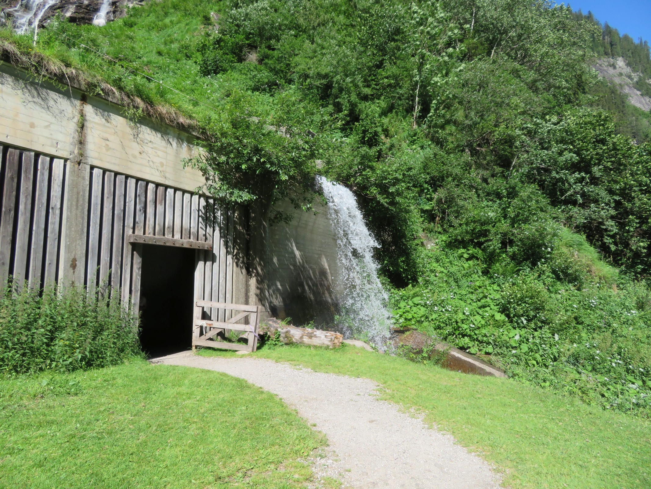 Mal wieder ein Wasserfall - neben dem Eingang in den Tunnel.