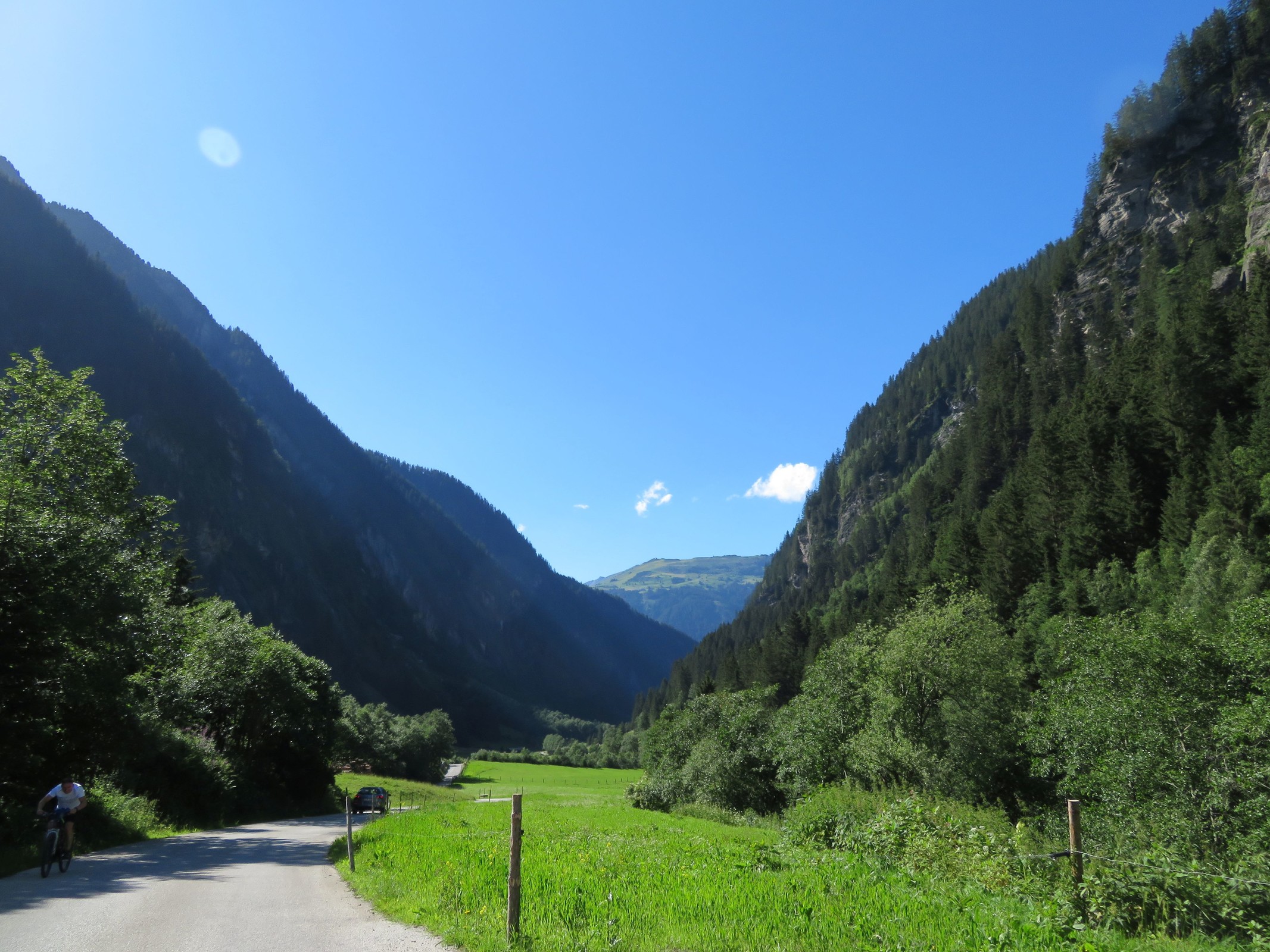 Nun fahren wir nach einer Stunde wieder aus dem Tal raus, denn es war bereits 17.00 Uhr. Im Hintergrund der Penken.