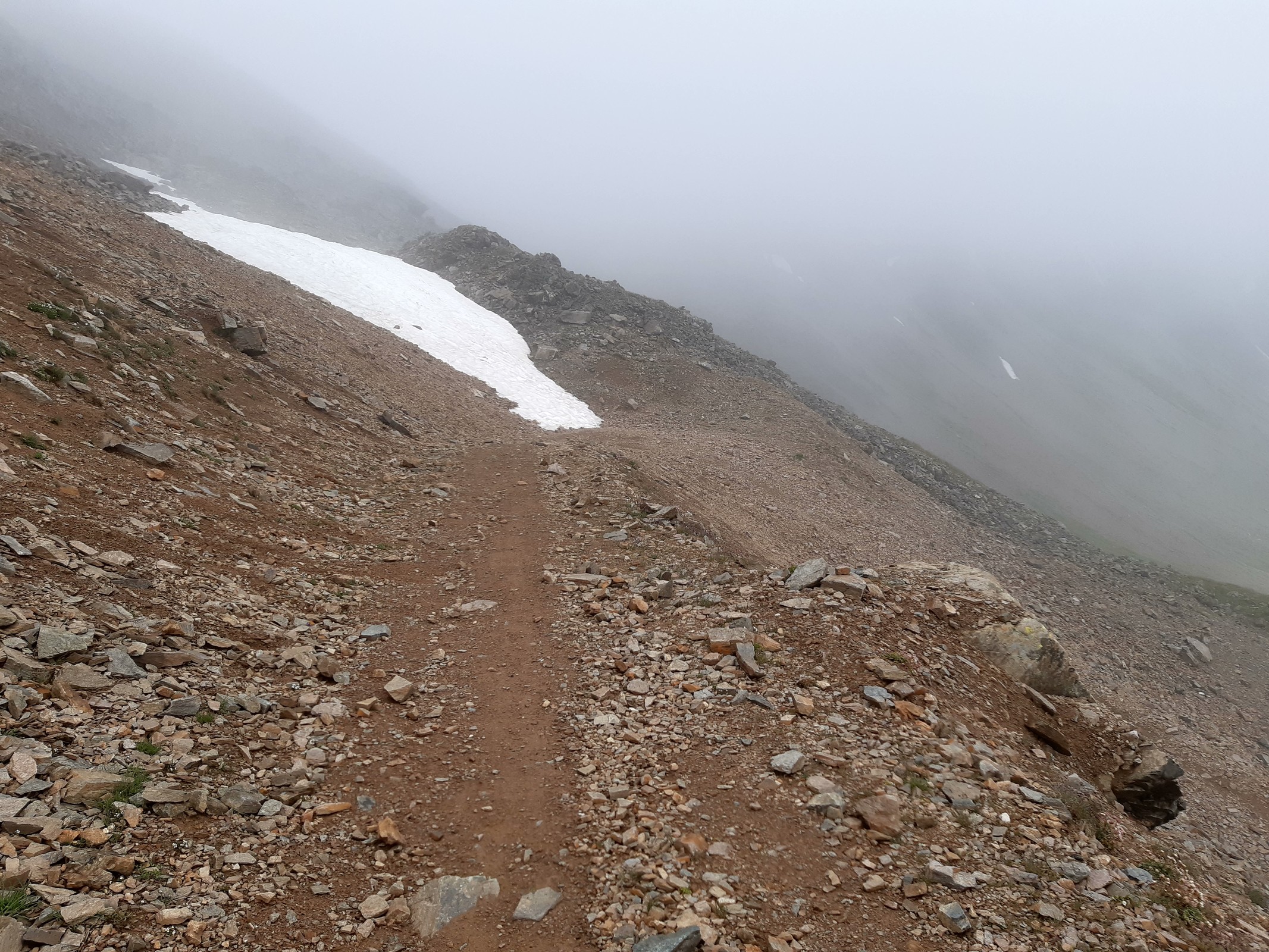 Der erste Teil besteht aus einem breiten, mit viel Schotter versehenen Weg. Es gäbe auch eine steile, kürzere Variante. Da ich aber einen Sturz vermeiden wollte, wählten wir die „Chicken Line“ ;-)