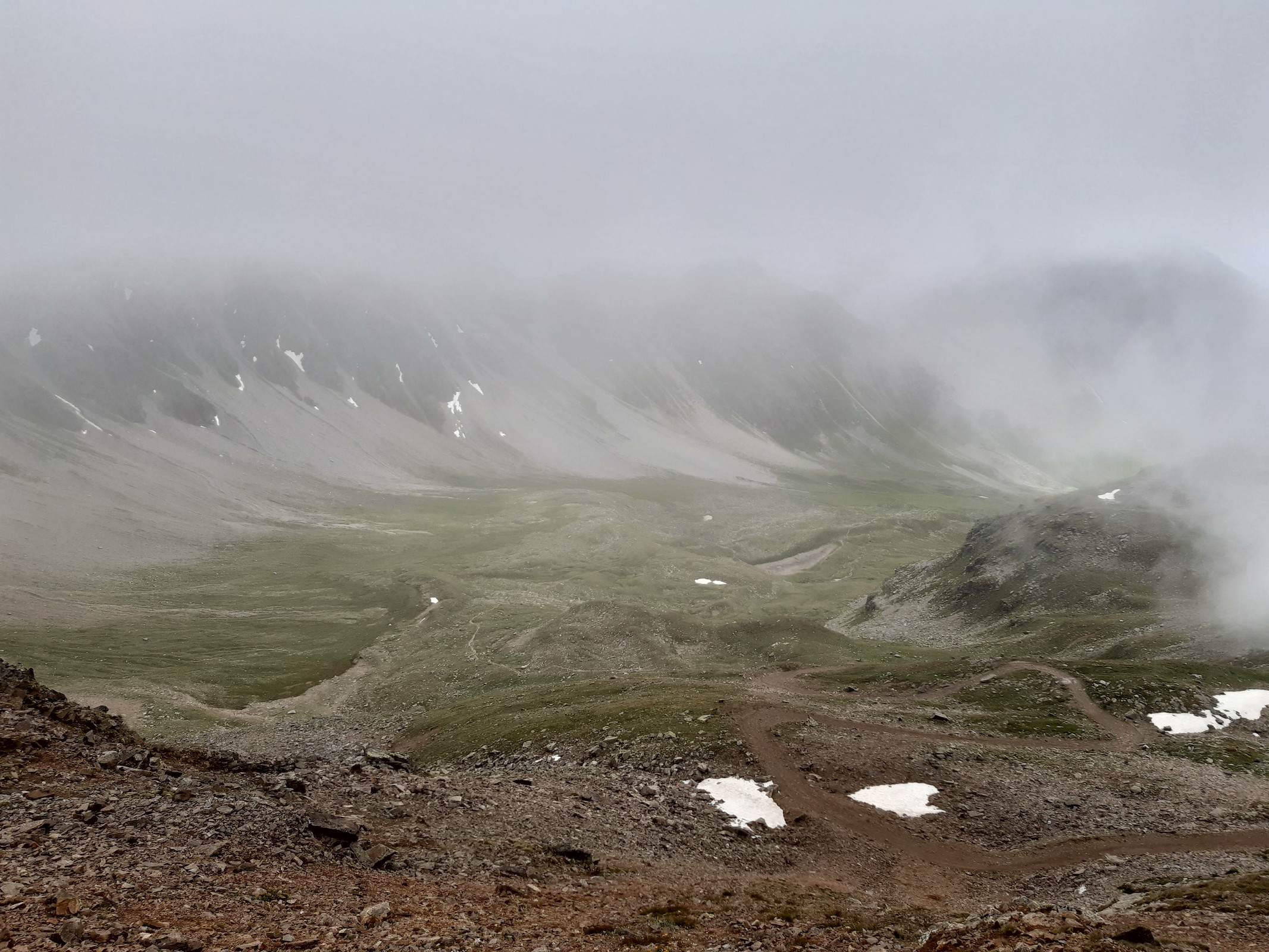 Blick über den Wegverlauf des ersten Teils. Im Hintergrund ist das Tal zur Alp Sanaspans zu sehen. Durch dieses Tal führt auch der Wanderweg.