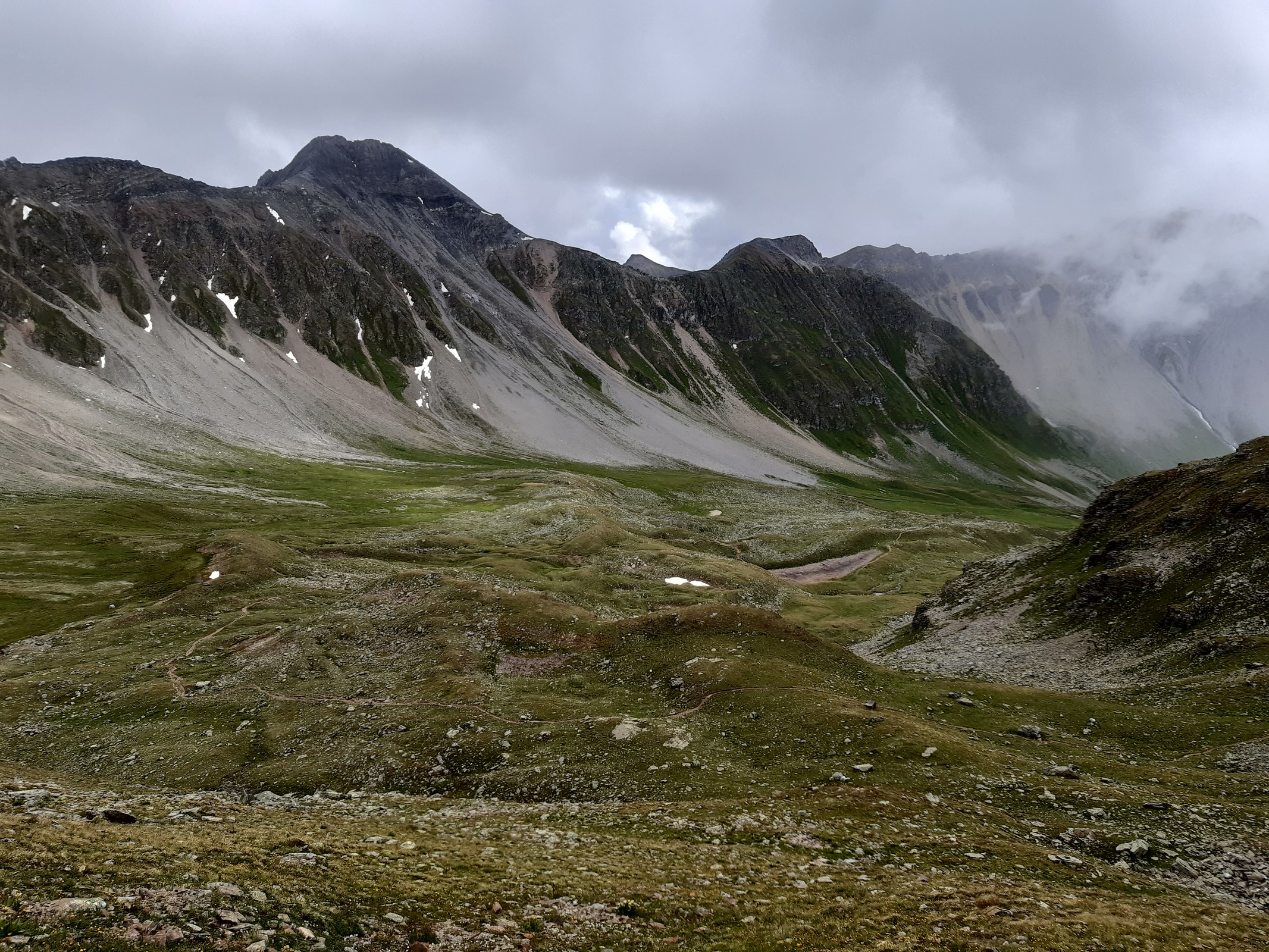 Zwischenzeitlich war die Sicht gut, manchmal schien sogar die Sonne. Fünf Minuten später nieselte es aber dann wieder. Sehr durchzogen also, das Wetter.