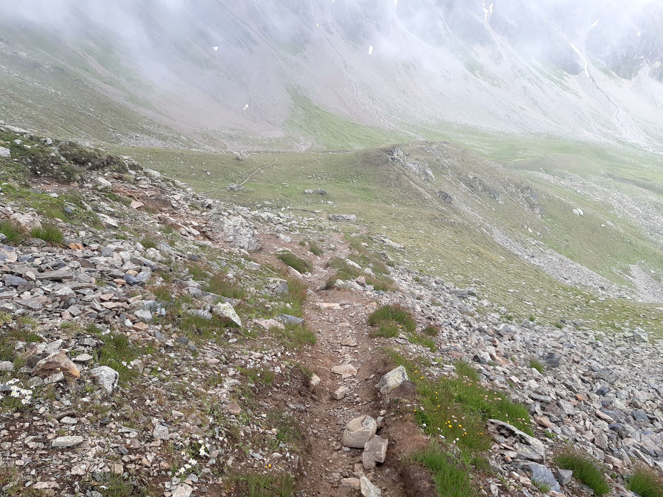 Nach etwa zwanzig Minuten wird der Weg markant schmaler und anspruchsvoller. Meiner Meinung nach aber auch ansprechender.