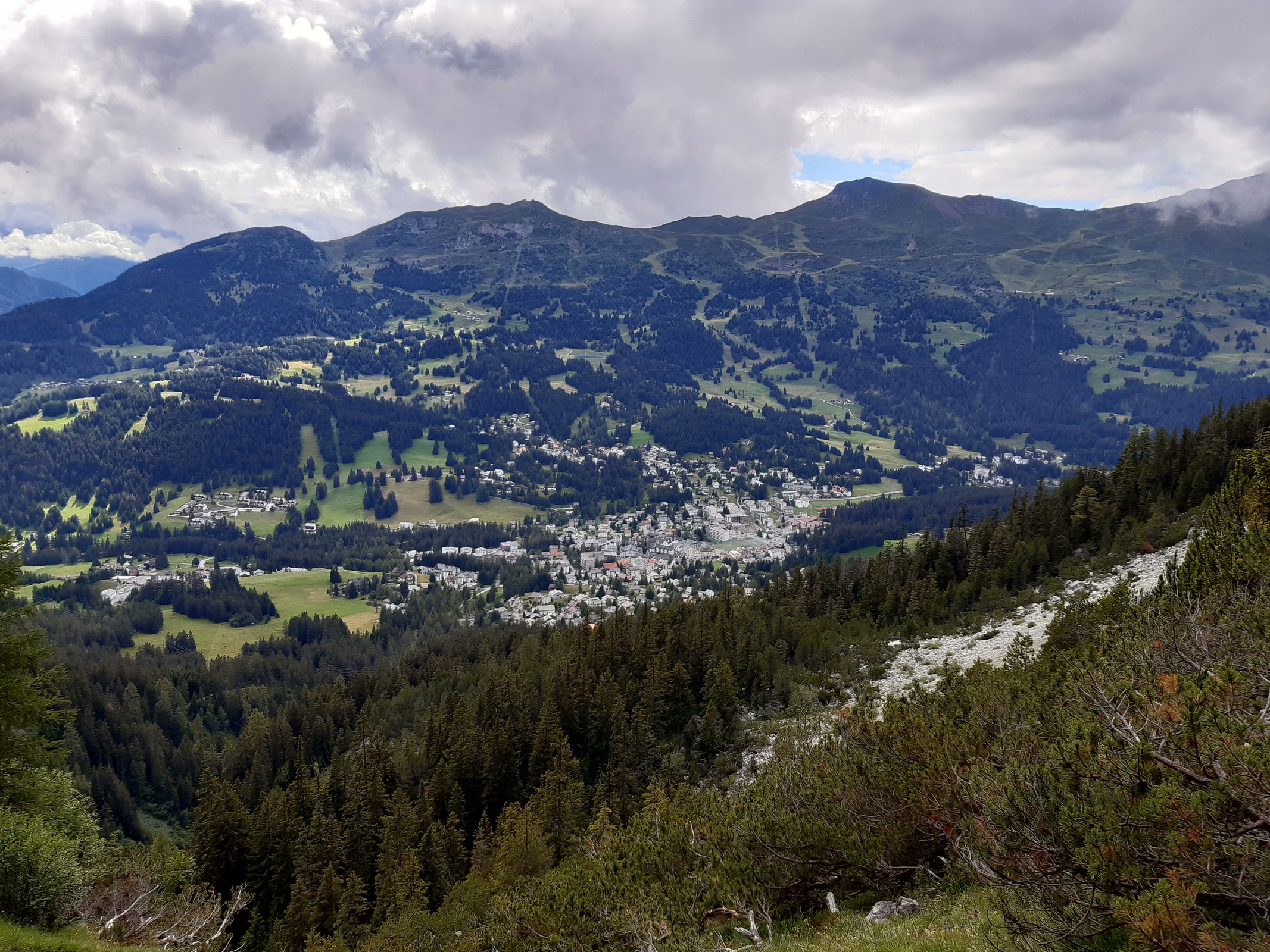 Blick auf Lenzerheide. Am gegenüberliegenden Hang sind die Pistenflächen im Bereich Scalottas, Gertrud und Lavoz gut zu sehen.