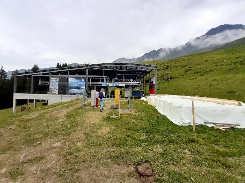Talstation Weisshorn. Rechts abgedeckt sind die demontierten Hauben der Sessel.