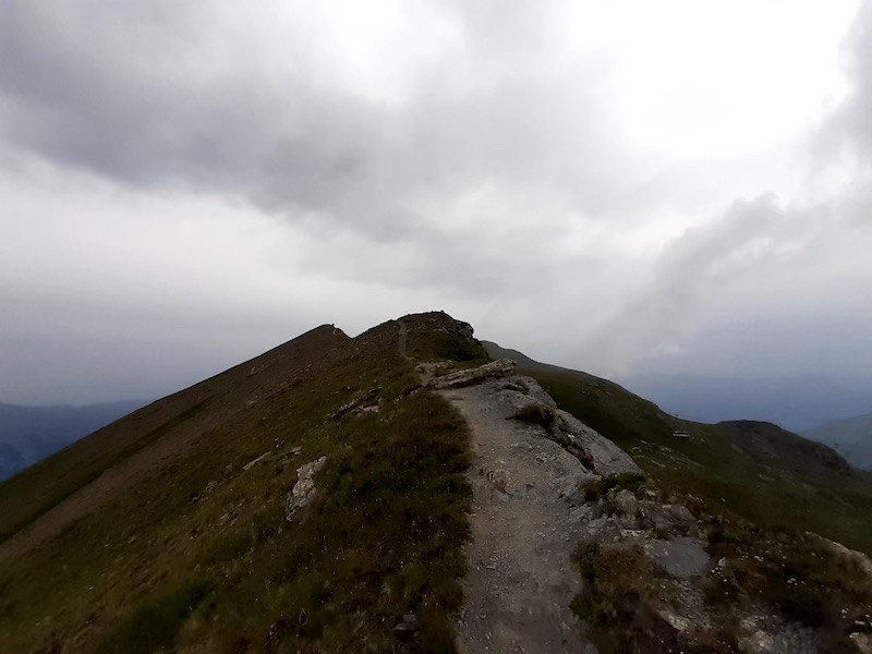 Entlang des Grates geht es zur Urdenbahn