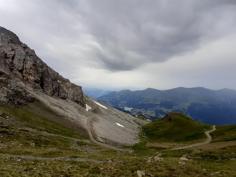 Von der Weisshornstation muss man zuerst diesen Weg begehen. Die Bergstation der Sesselbahn befindet sich links hinter der Bergflanke.