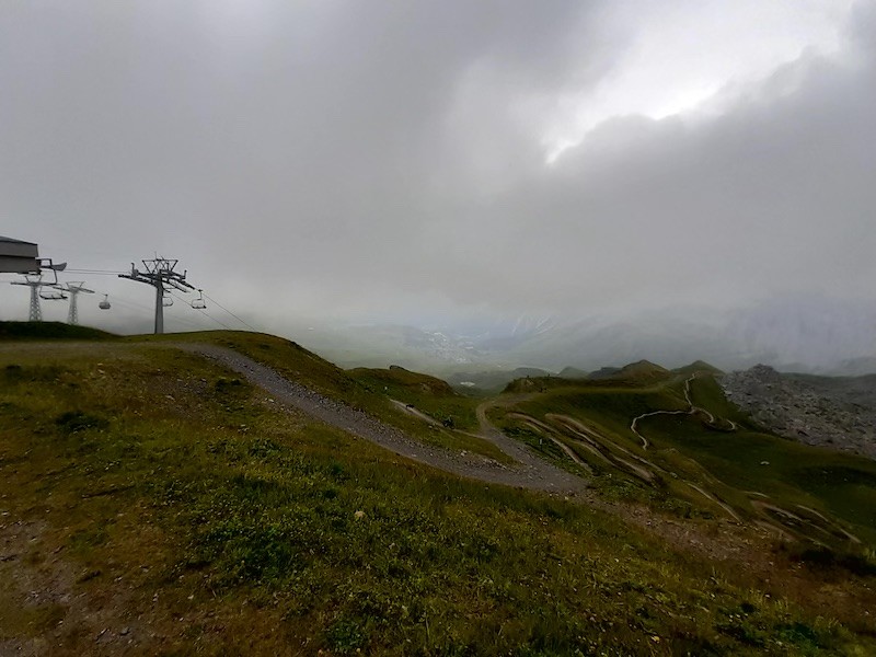 Sesselbahn Hörnli. Ebenfalls ist der oberste Teil des extrem langen Hörnli-Flowtrails zu sehen.
