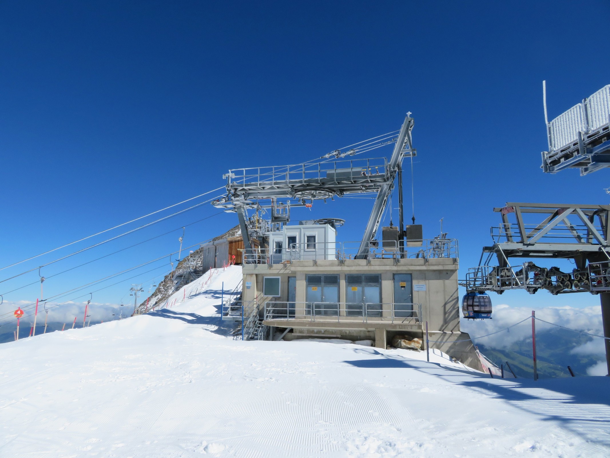 10.08 Uhr: Dass es die Nacht vorher hier oben eisige Winde gegeben haben muss, kann man schön an den Vereisungen an der Begrenzung der Panoramaterasse sehen oder auch an den Abspannungsseilen und der DSB im Hintergrund.