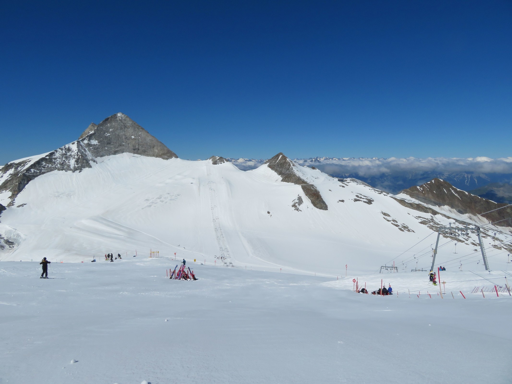10.08 Uhr: Bei diesem Bild könnte man kurzerhand fast meinen, dass ja gar nichts los gewesen wäre... Der Gletscherbruch am Olperer ist auch noch gut unter dem Schnee fast vollständig verdeckt.