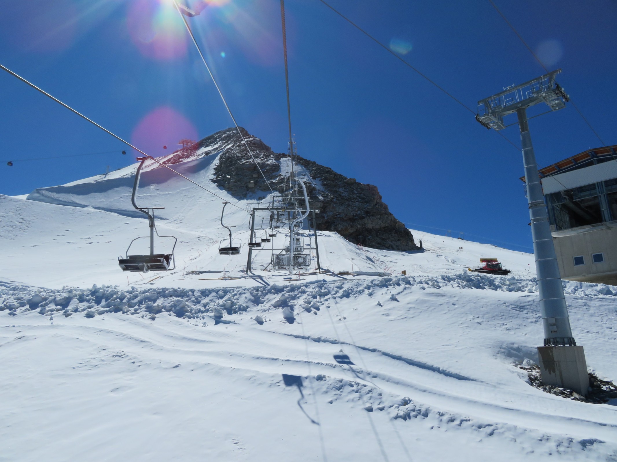 10.17 Uhr: In der DSB kann man an den Sesseln vor mir schon erkennen, dass es kalt gewesen sein muss. Hat schon Stil so ein Bild für mich im Juli :-).