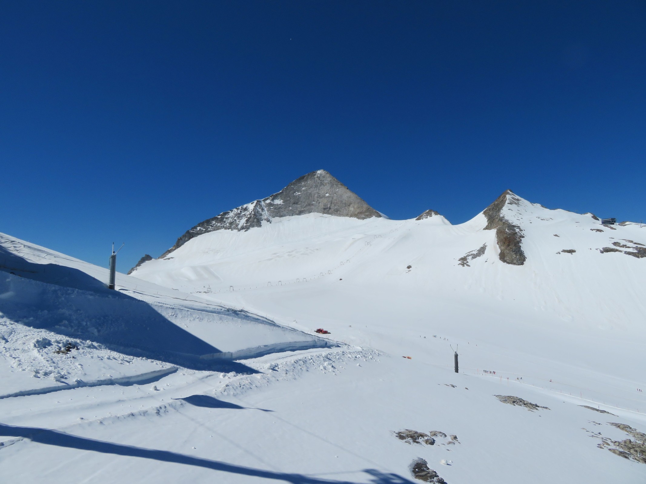 10.17 Uhr: Aus der DSB schaue ich zum zwischen den beiden Beschneiungstürmen liegenden Olperer.