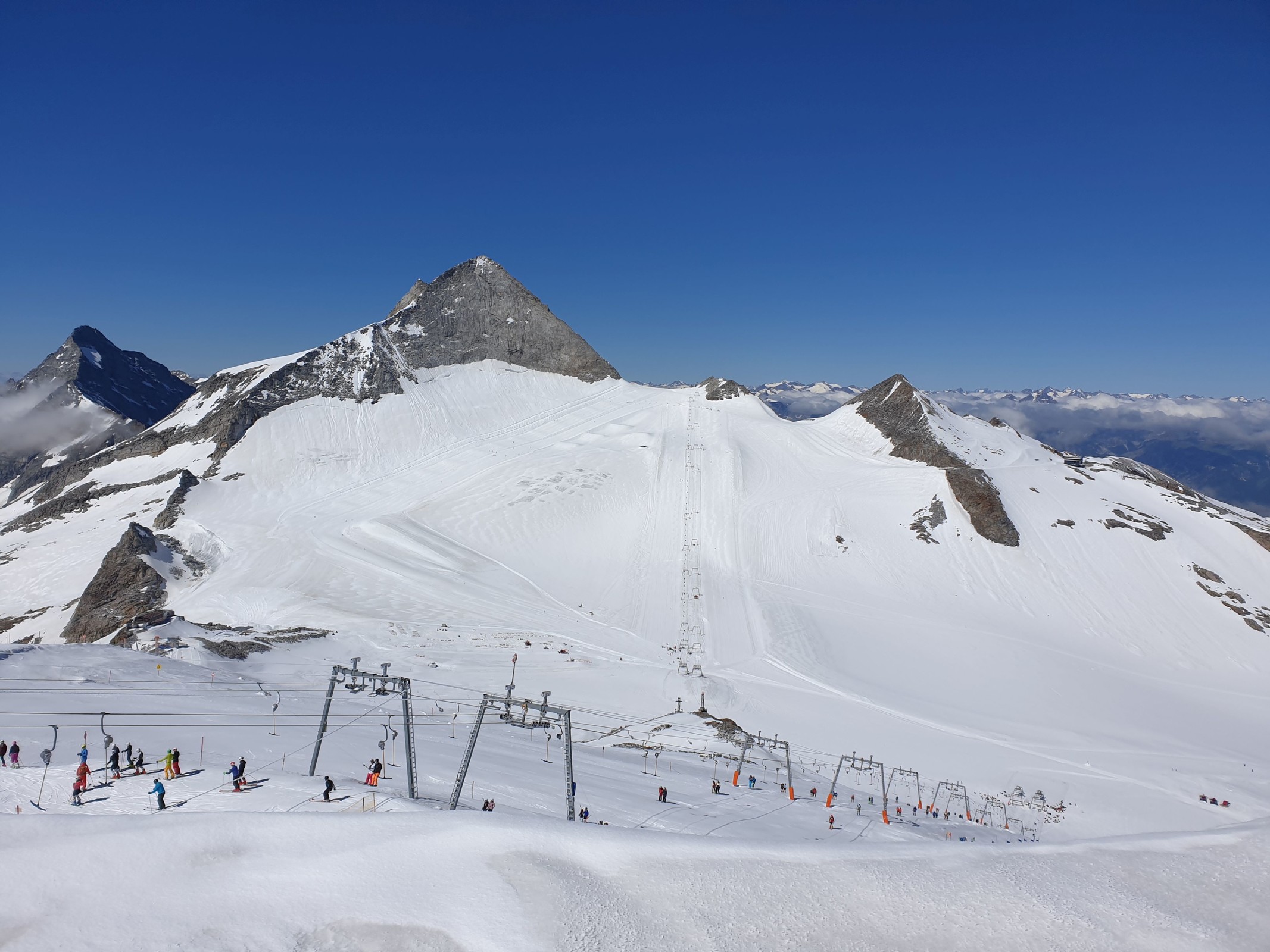 10.24 Uhr: Vom Ausstieg der DSB schauen wir wieder zum Olperer und im Vordergrund zu den SL Gefrorene Wand.