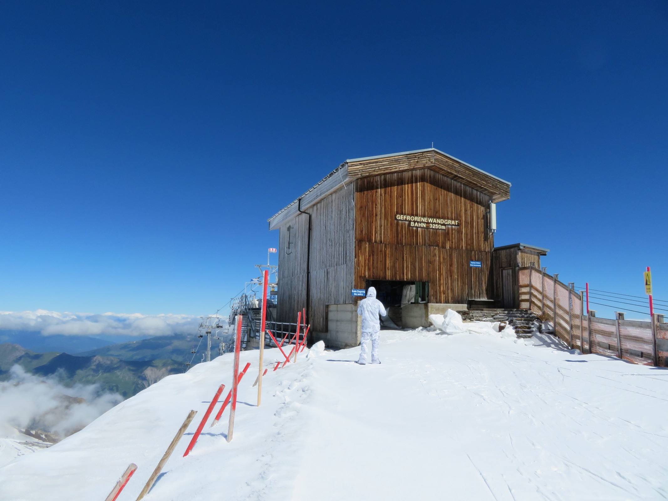 10.26 Uhr: Leicht vereiste Bergstation auf der einen Seite. Und nein, bevor jemand fragt, der Mann war keiner in Corona-Schutzausrüstung ;-).