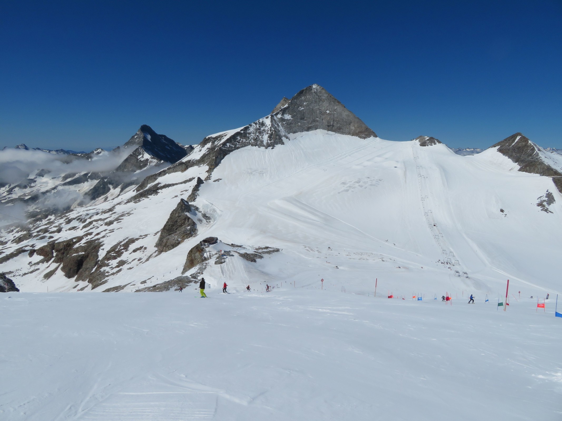10.45 Uhr: Auf der Außenrum-Abfahrt an den GW-SL mit Blick auf die Bergstation der 3-SB Schlegeis.