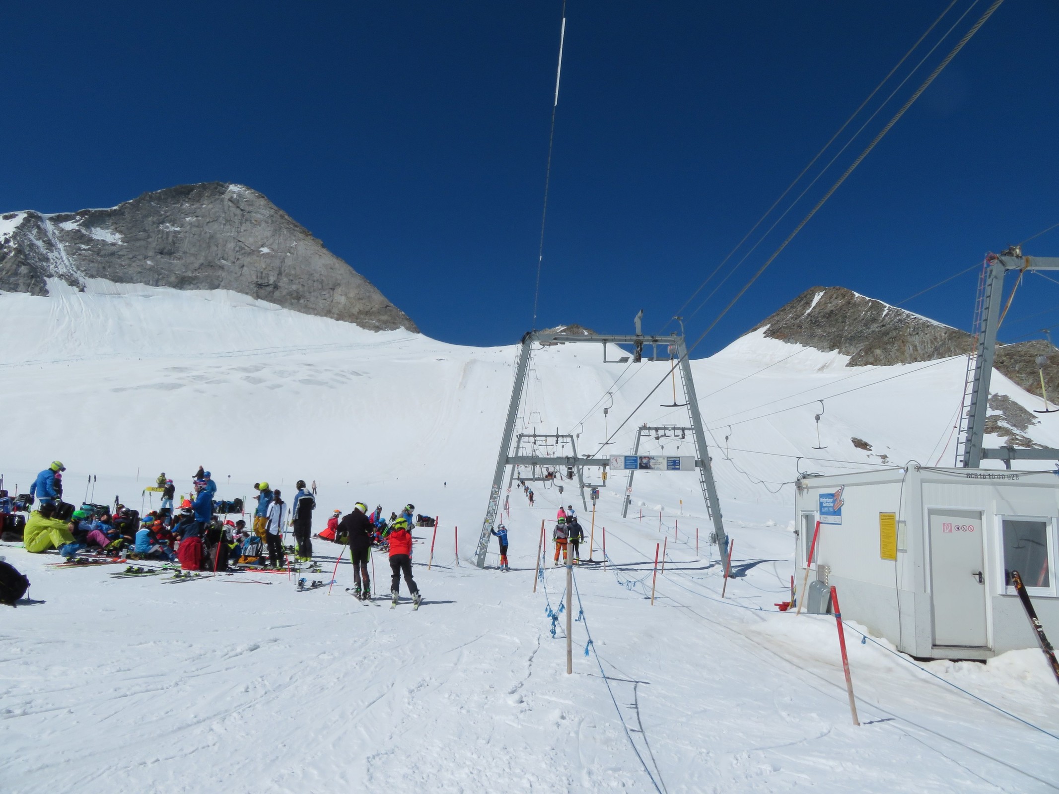 10.58 Uhr: Talstation der Olperer-SL. Einige Rennteams machten gerade Pause.