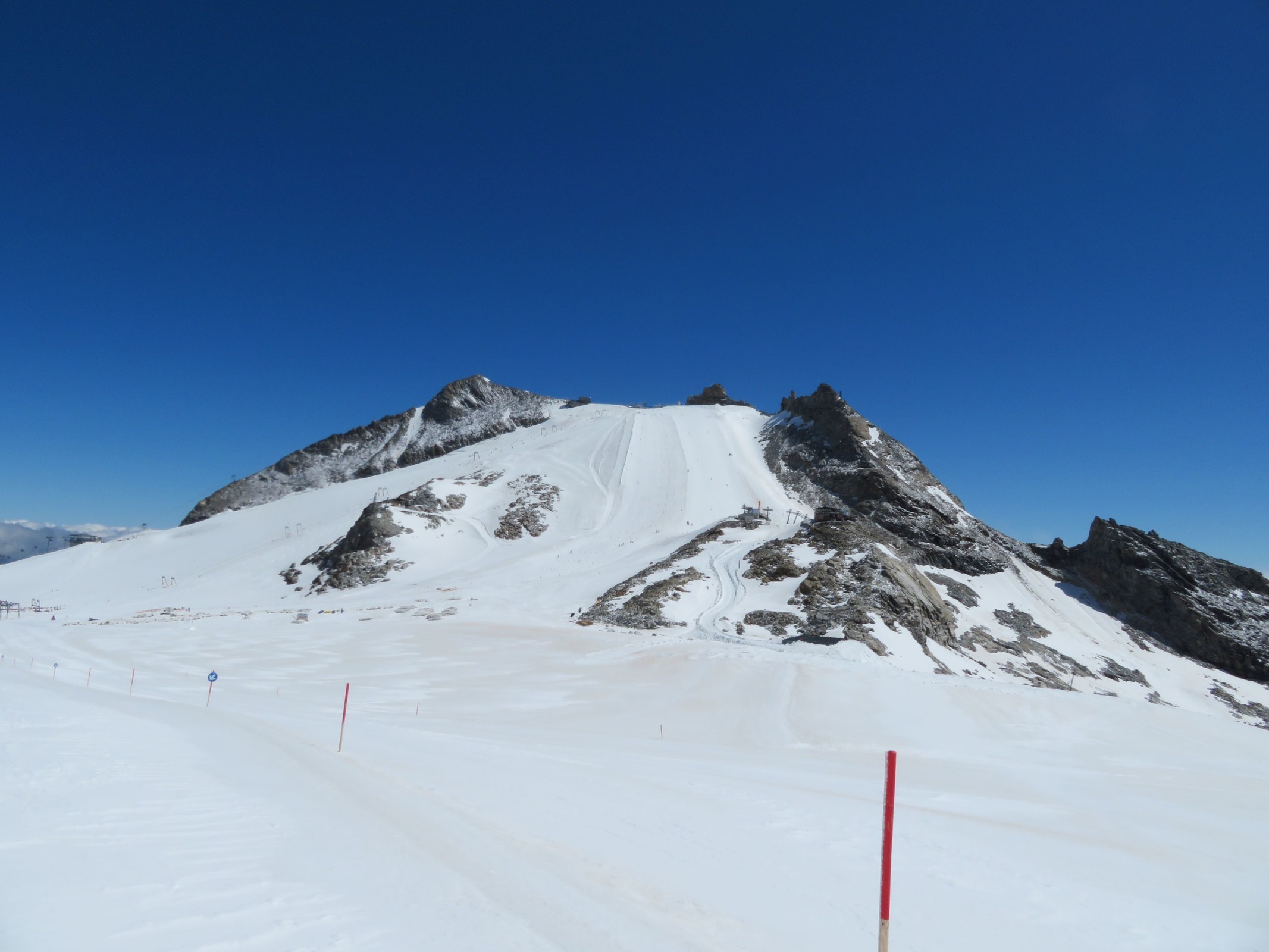 11.13 Uhr: Auf dem letzten Flachstück zur den Talstationen der Olperer-SL hielt ich hier nochmal kurz an. Im Winter müsste es hier rechts zum Schlegeis-Sessel abgehen. Die Gletscherhütte steht mittlerweile irgendwie auch auf halb verlorenem Posten dort...