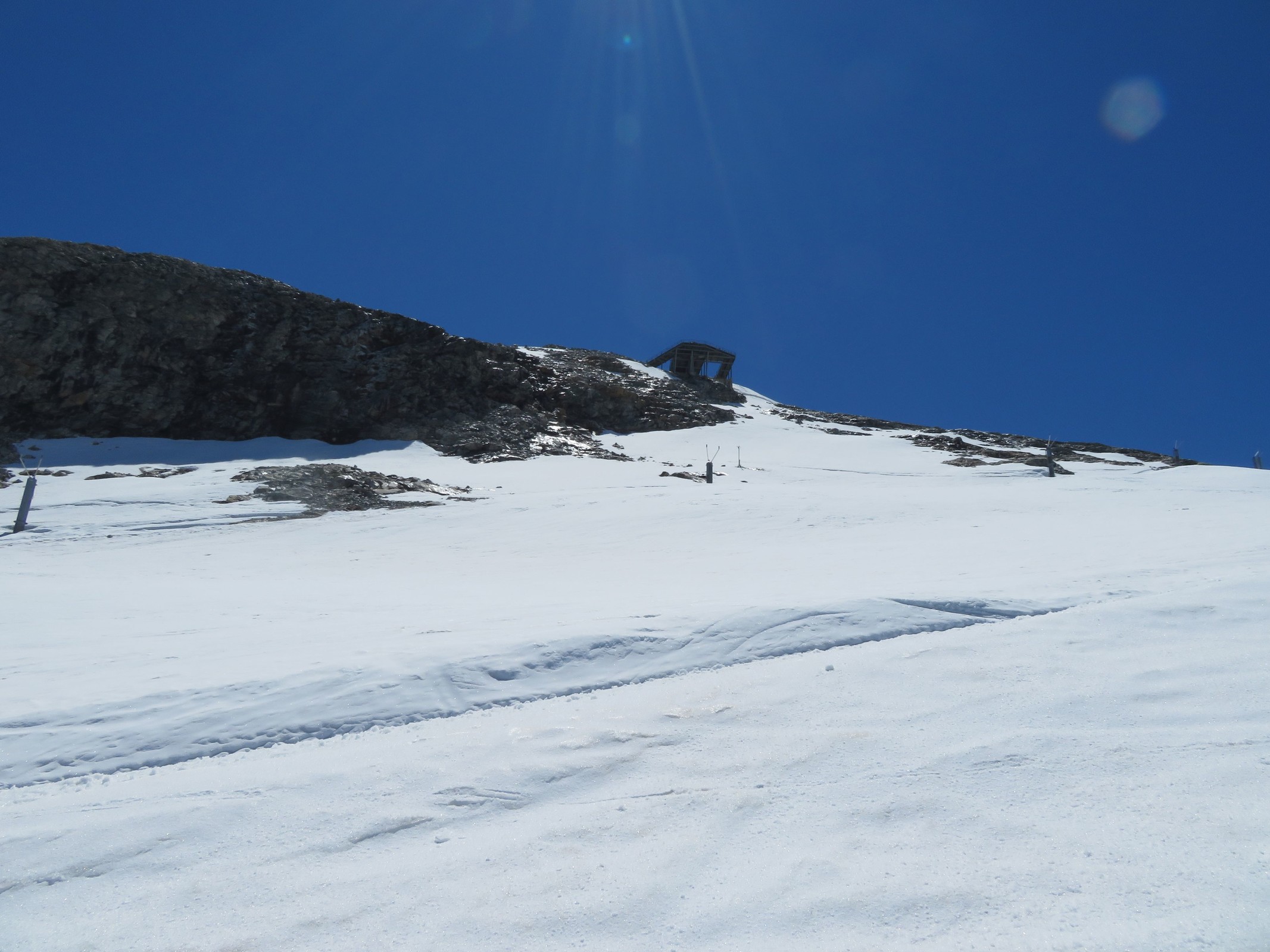 11.28 Uhr: Auf der Abfahrt zum Tuxer Ferner Haus kann man schön die Talstation der DSB Gefrorene Wand 3b sehen.