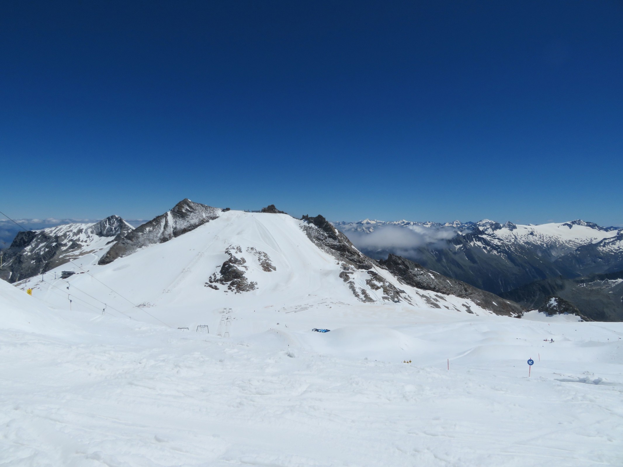 12.41 Uhr: Panorama von der Bergstation der Olperer-Lifte über den Snowpark auf die gegenüberliegende Seite, die Gefrorene Wand.
