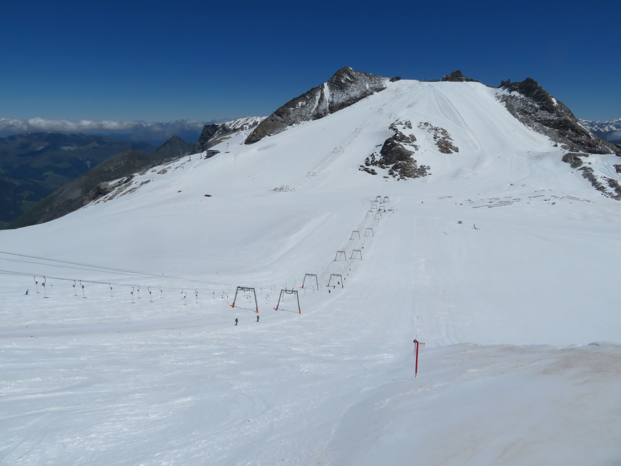 12.50 Uhr: Diese Piste direkt am Schlepper soll ja blau sein. Empfinde ich aber eher als rot. Also nicht, dass ich nicht Skifahren könnte, aber ich stelle mir gerade (überforderte) Anfänger auf der Piste vor...