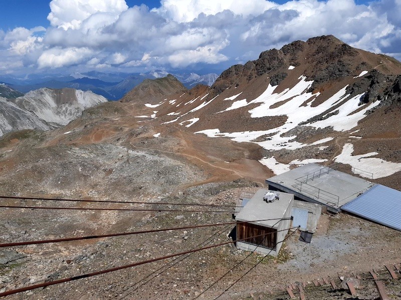 Blick auf die Abspannung der Rothorn-Pendelbahn. Dahinter ist das Fundament der ehemaligen Sesselbahn Totälpli, welches noch immer als Garage für einen PB400 dient.