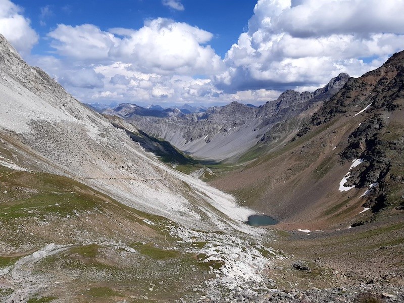 ...Richtung  Schafälpli. Das Totseeli und der Älplisee (am Talende) sind zu sehen. Weiter dem Tal folgend kommt zuerst noch der Schwellisee und dann Arosa.