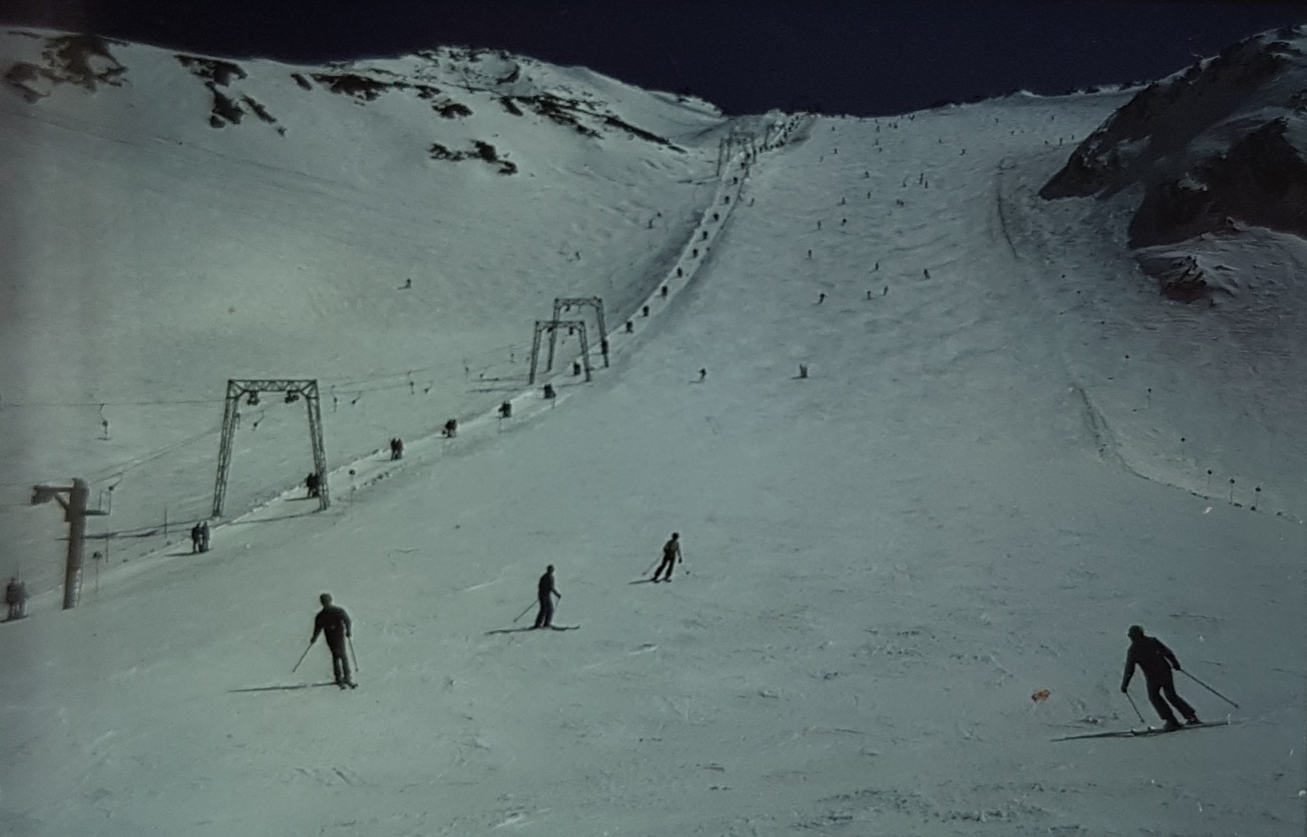 Ich vermute, dass es sich hierbei um den ehemaligen Wurmkogelschlepper handelt. Bitte korrigiert mich, falls ich falsch liege. Die Abfahrt sieht für damalige Zeiten eigentlich sehr gut in Schuss aus ;-)