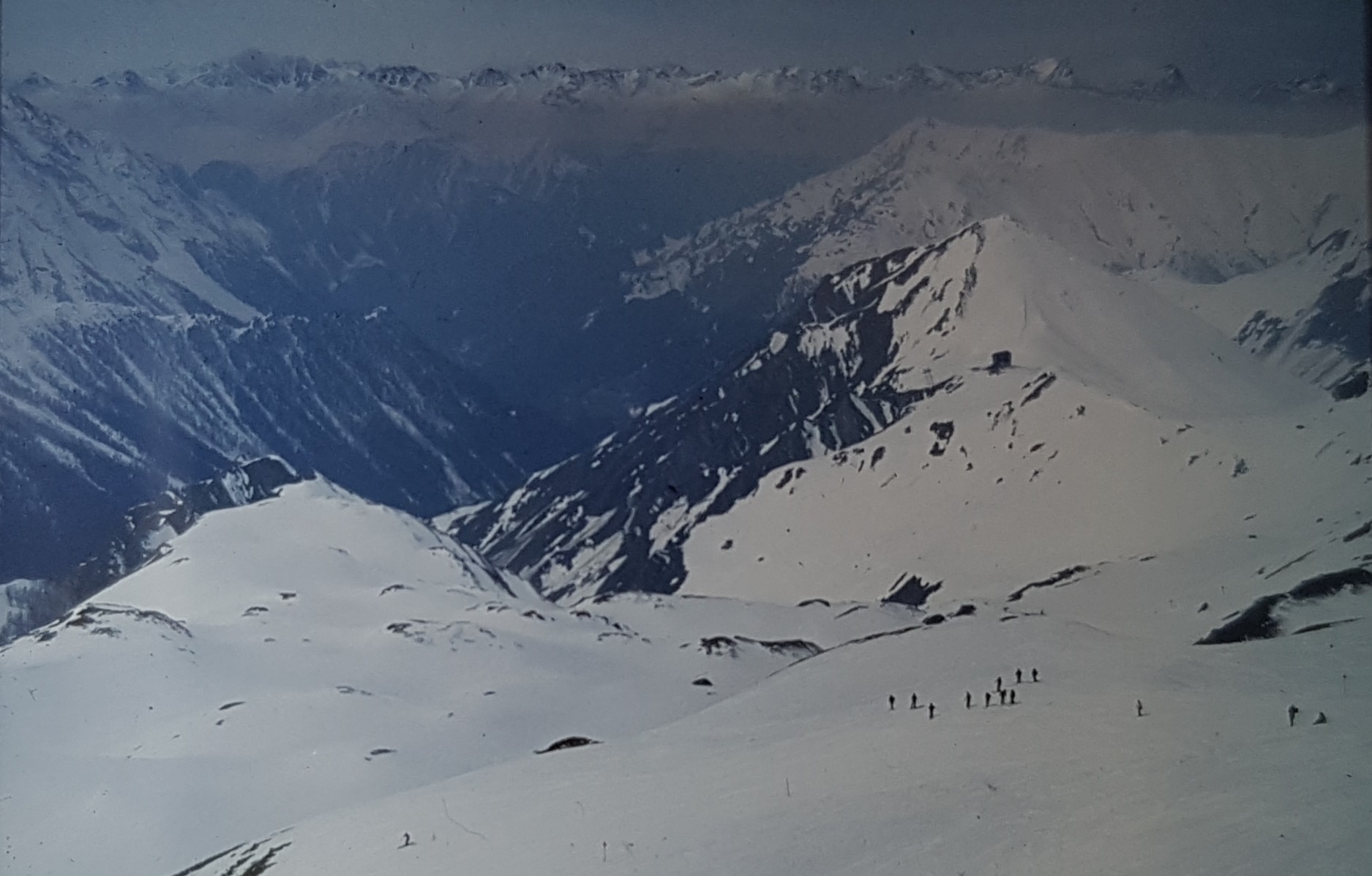 Hier bin ich dann aber wirklich überfragt und bitte um eure Mithilfe. Speziell die Liftstation hinten am Berg mit Trasse ins "tiefe" Tal irritiert mich, da es für mich weder zu den Zubringern aus Ischgl noch aus Samnaun passt.